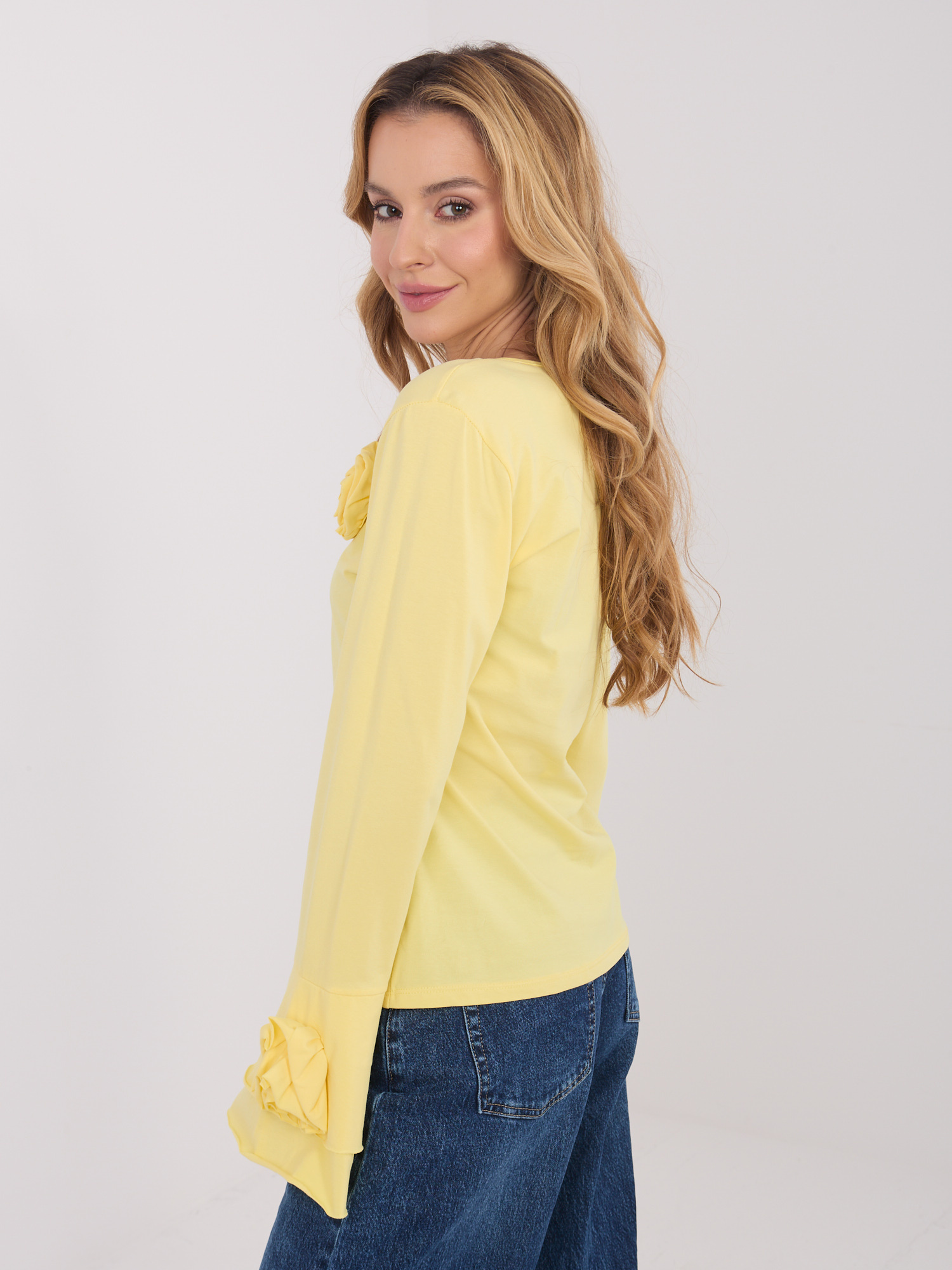 Жълта блуза с флорални апликации