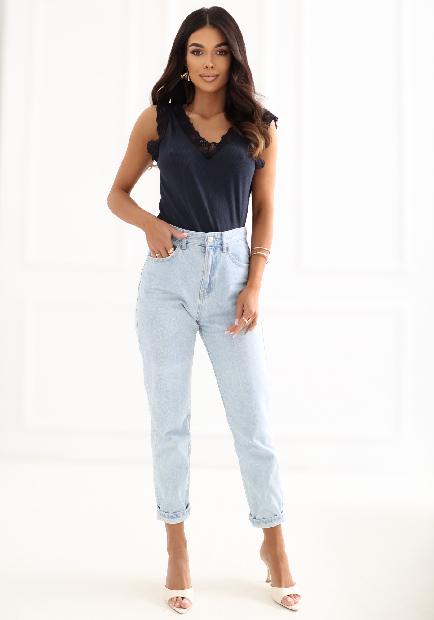 Тъмносин оребрен топ с V-образно деколте