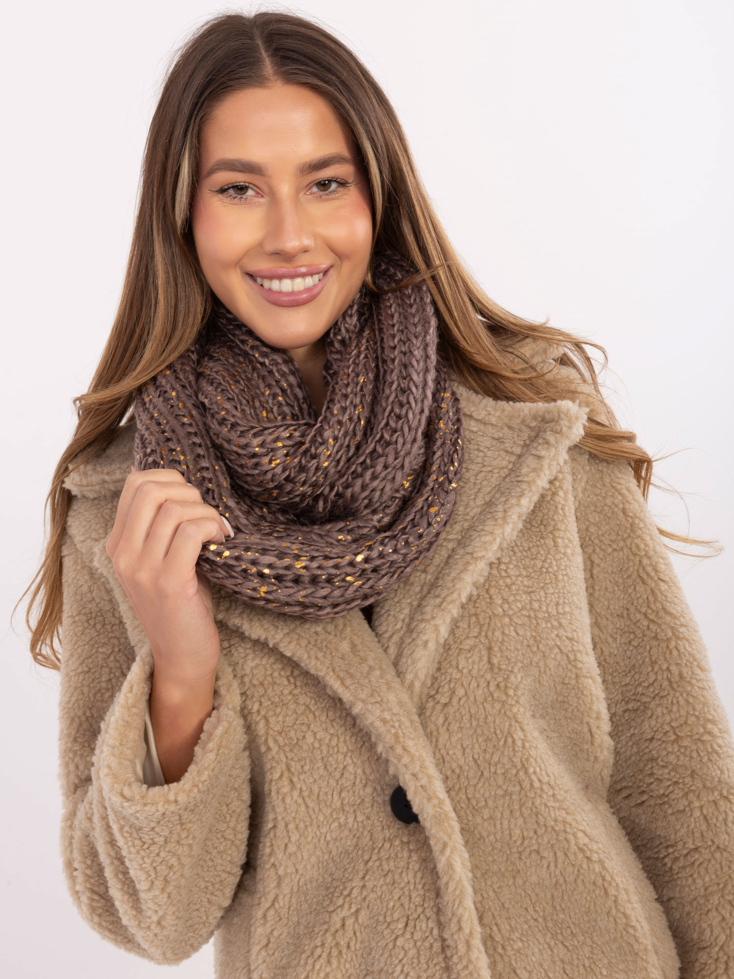 Dámsky komínový šál v tmavobéžovej farbe