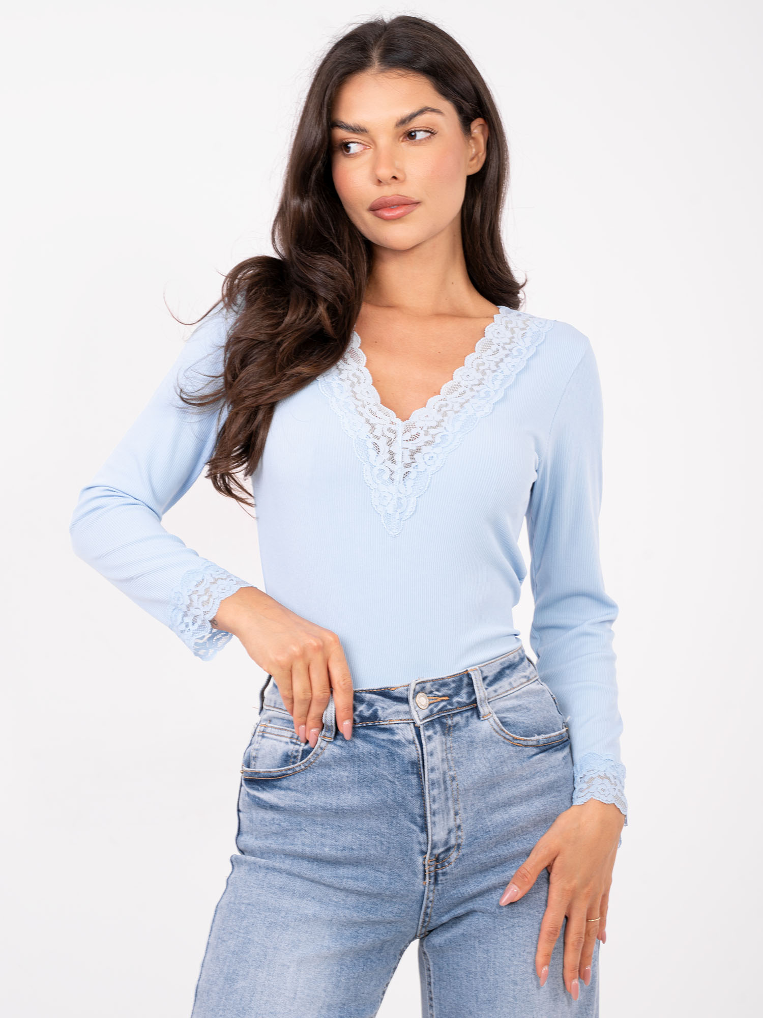 Světle modrá halenka s krajkou