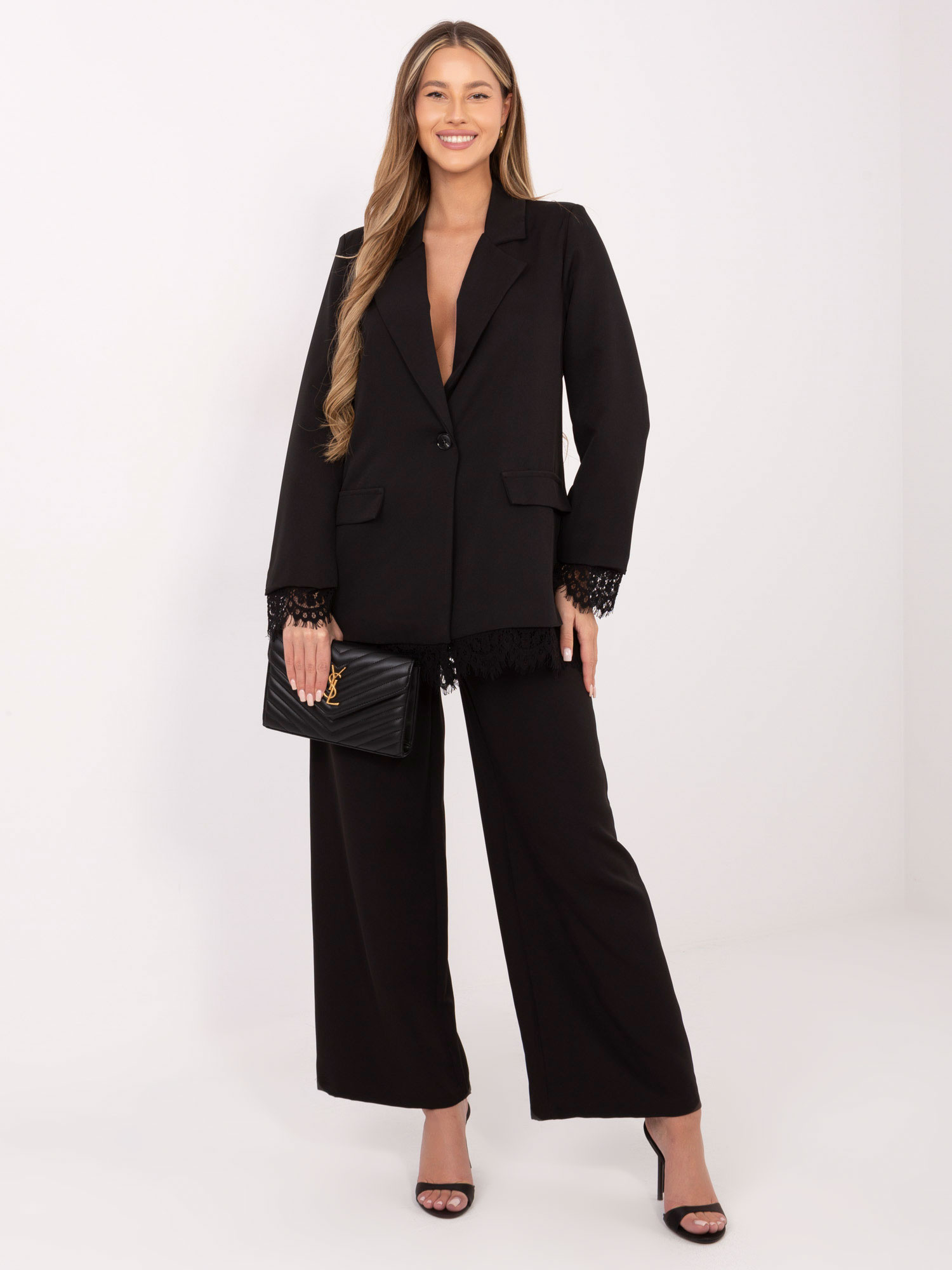 Čierne sako s čipkovanými detailmi