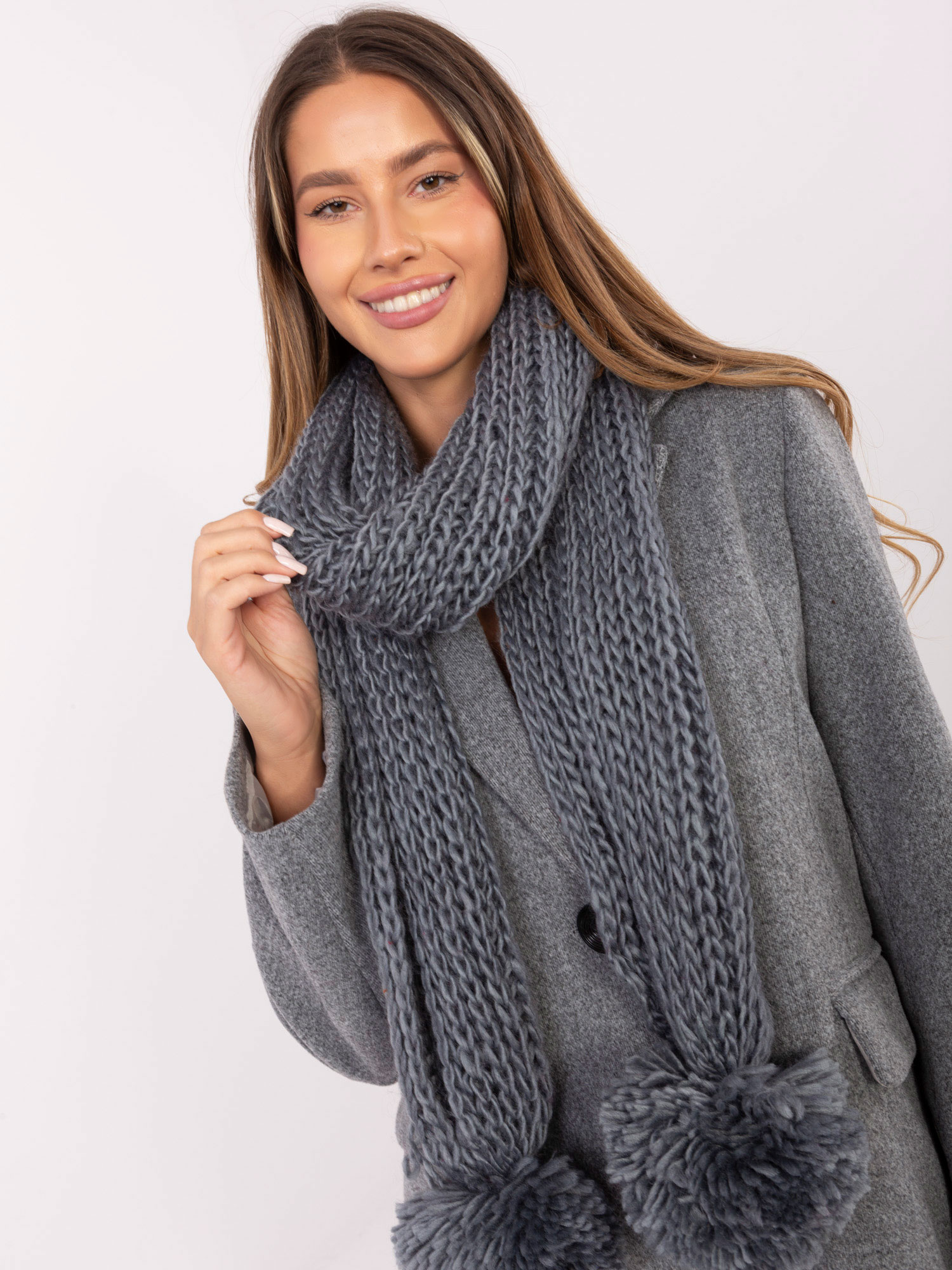 Šedý šál s brmbolcami