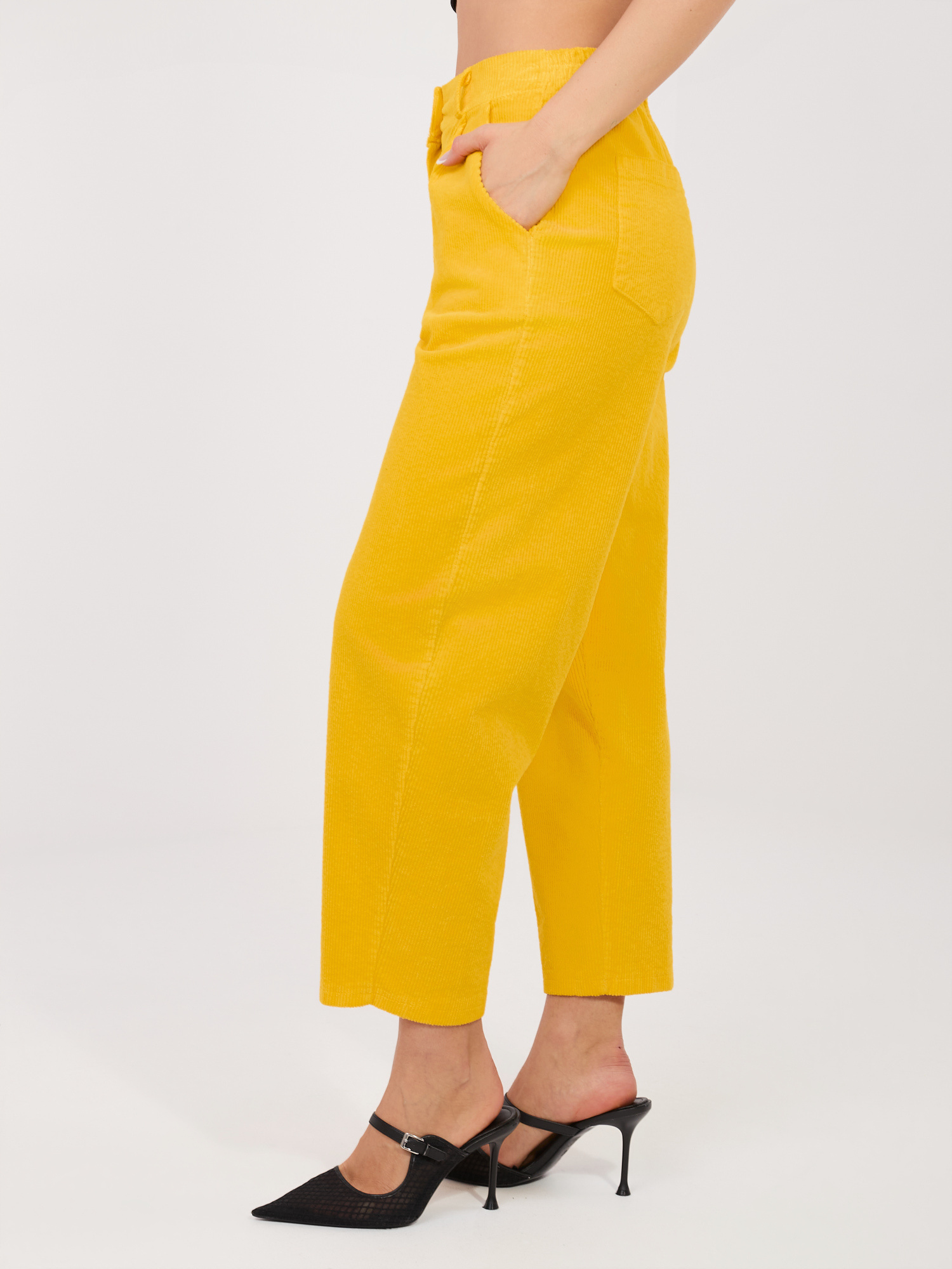 Žluté manšestrové kalhoty s přehyby