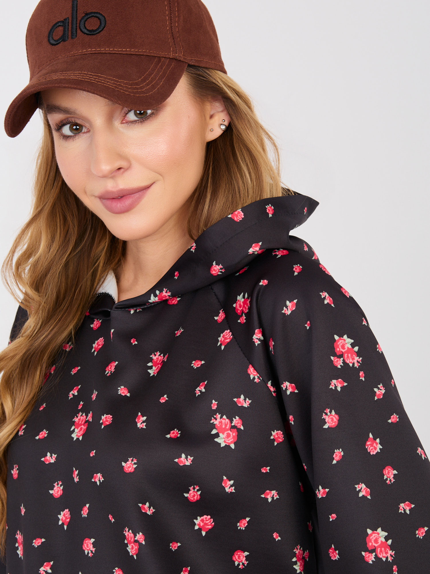 Черен оувърсайз суитчър с рози