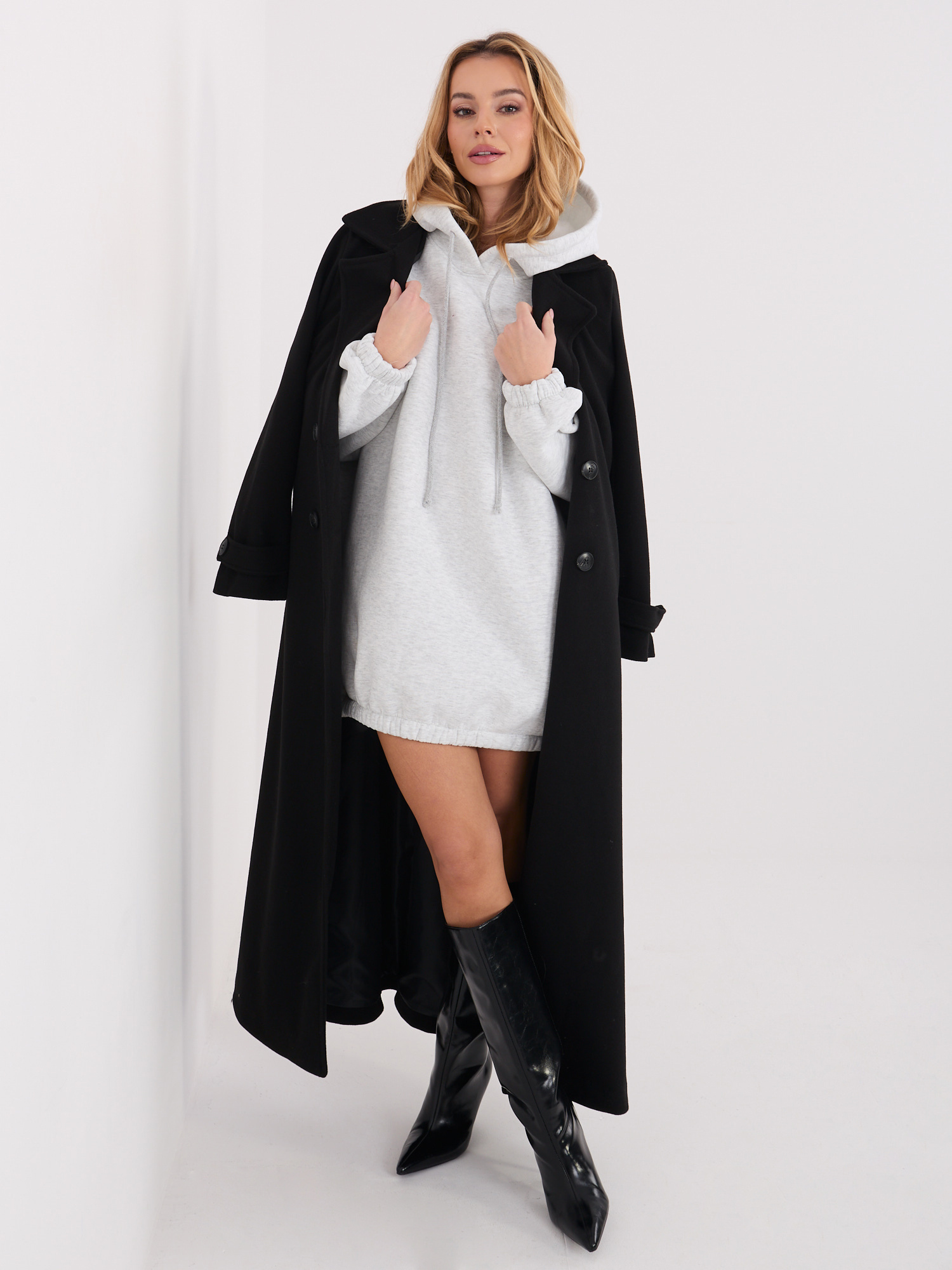 Svetrové šaty s kapucňou