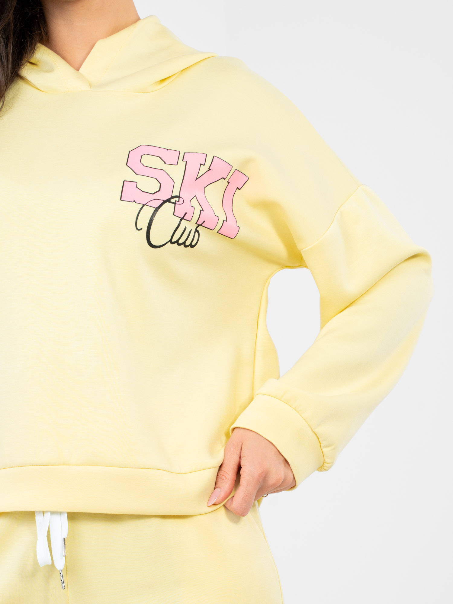 Пастелно жълт анцуг с качулка