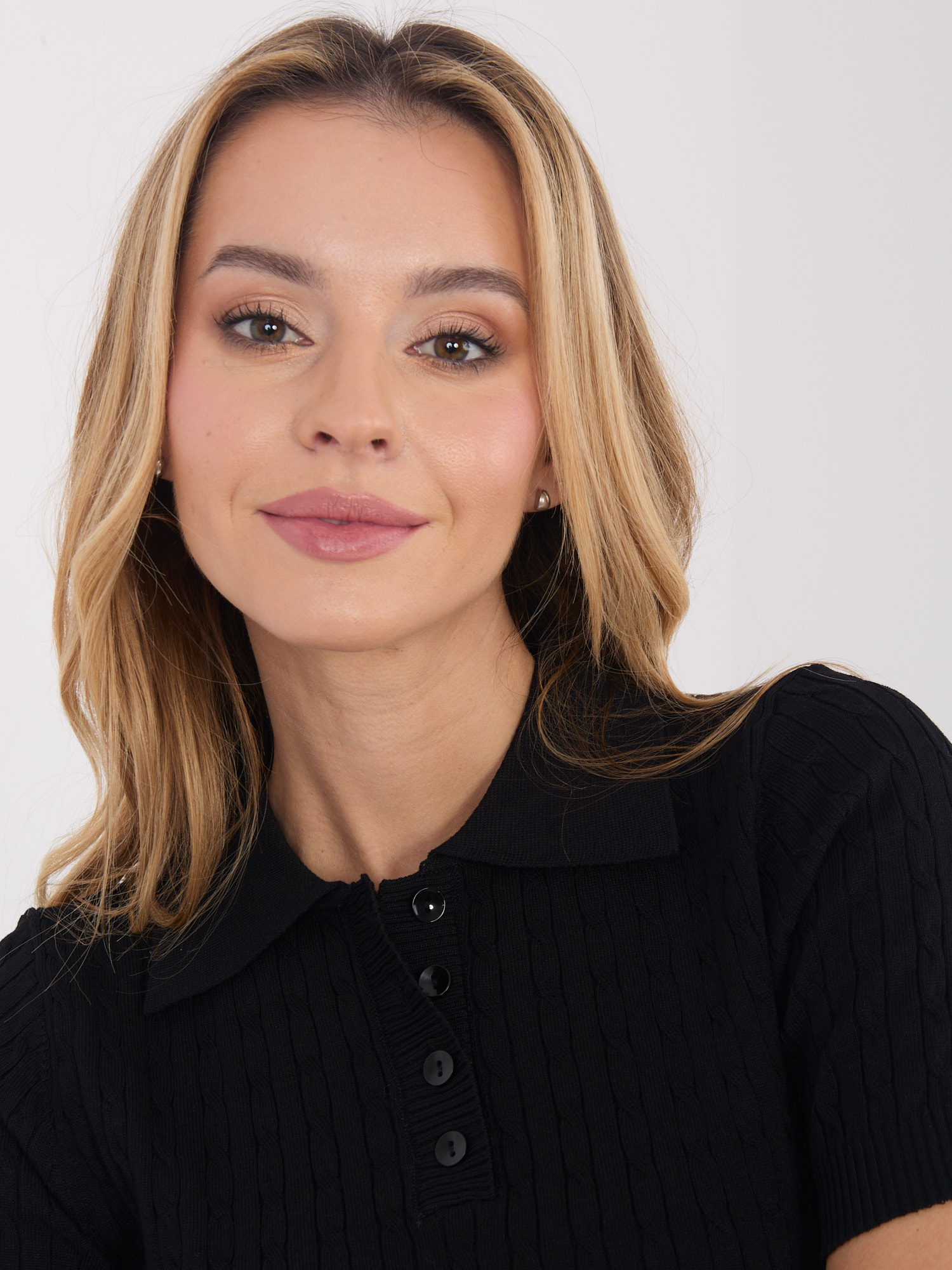 Černý svetr s krátkým rukávem