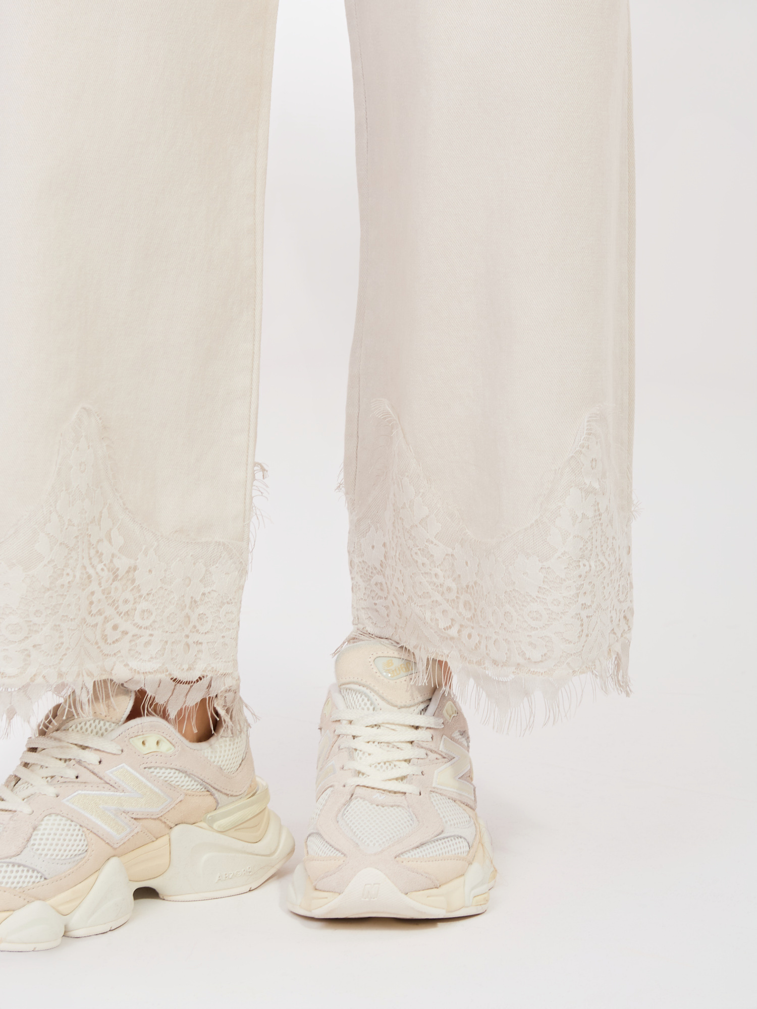 Светлобежови панталони с дантела