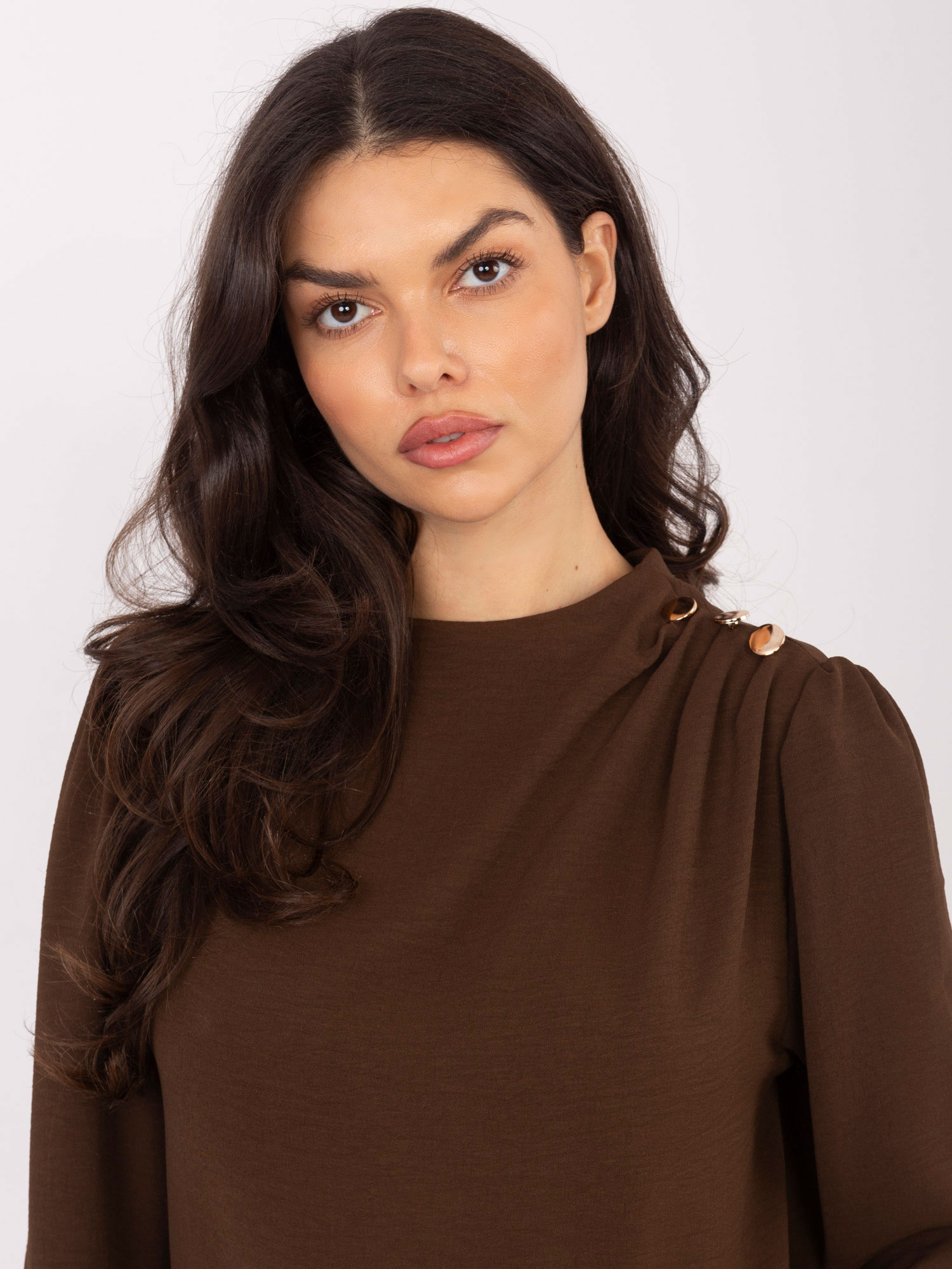 Кафява блуза с декоративни копчета