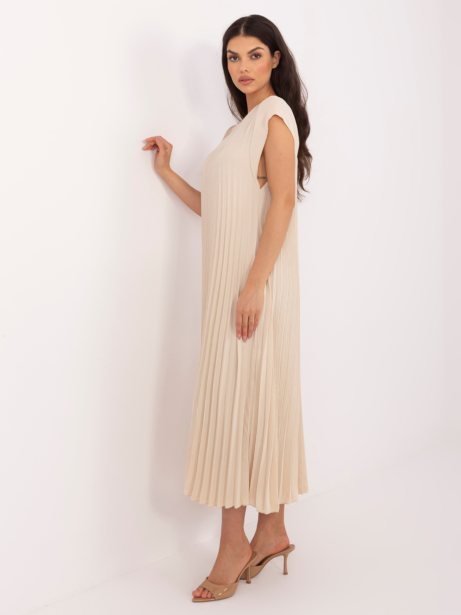 Бежова плисирана рокля без ръкави