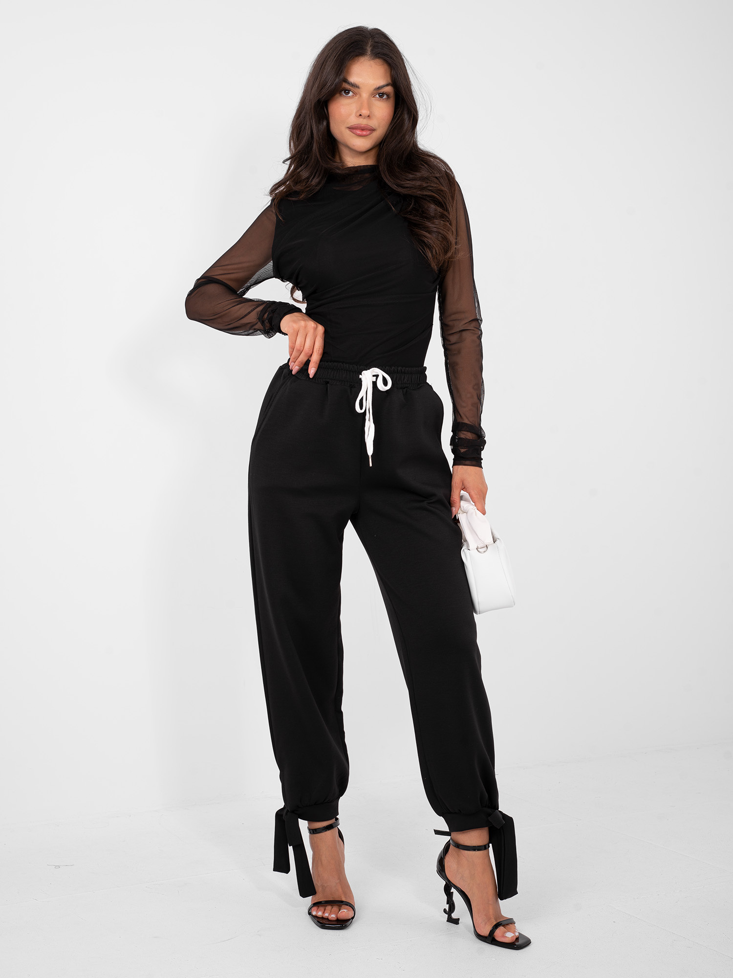 Černé kalhoty s průsvitnými rukávy