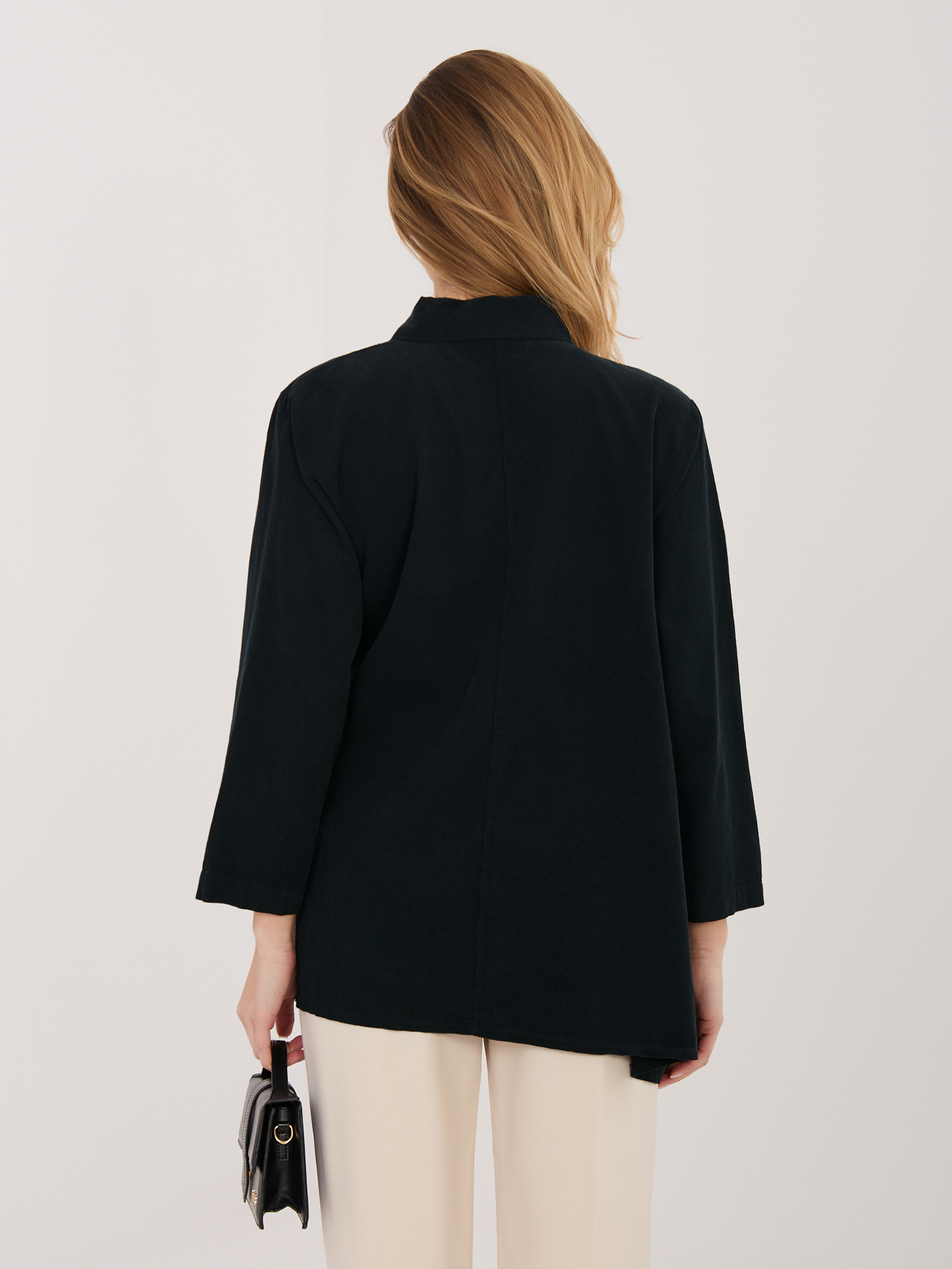 Черна риза с яка от щраус