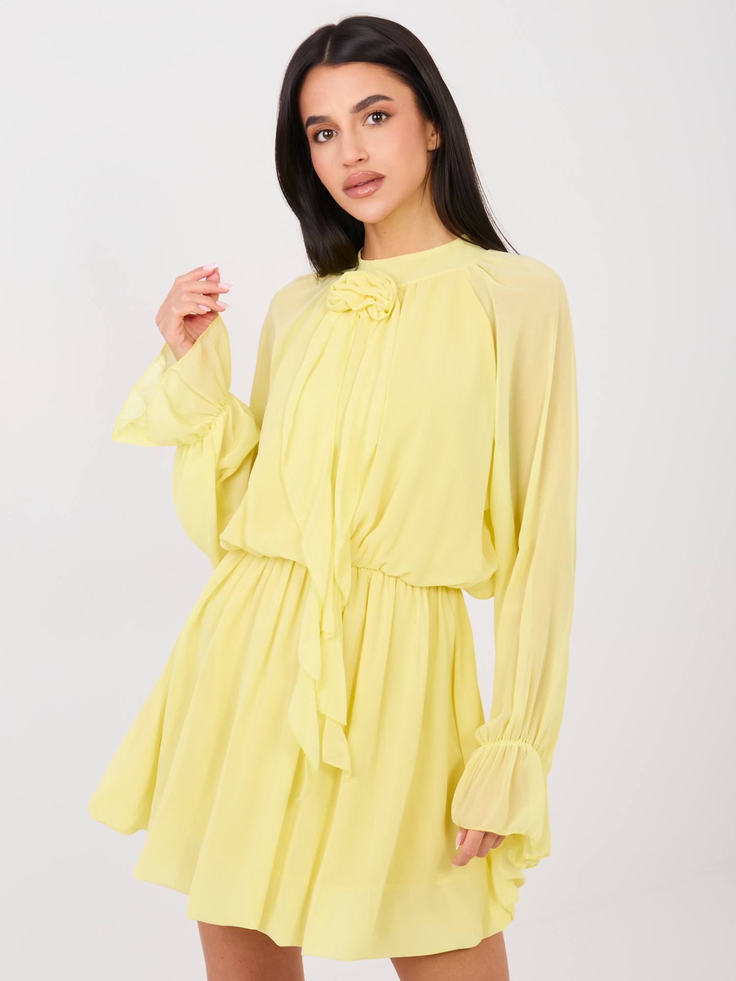 Žluté mini šaty s květinovým detailem