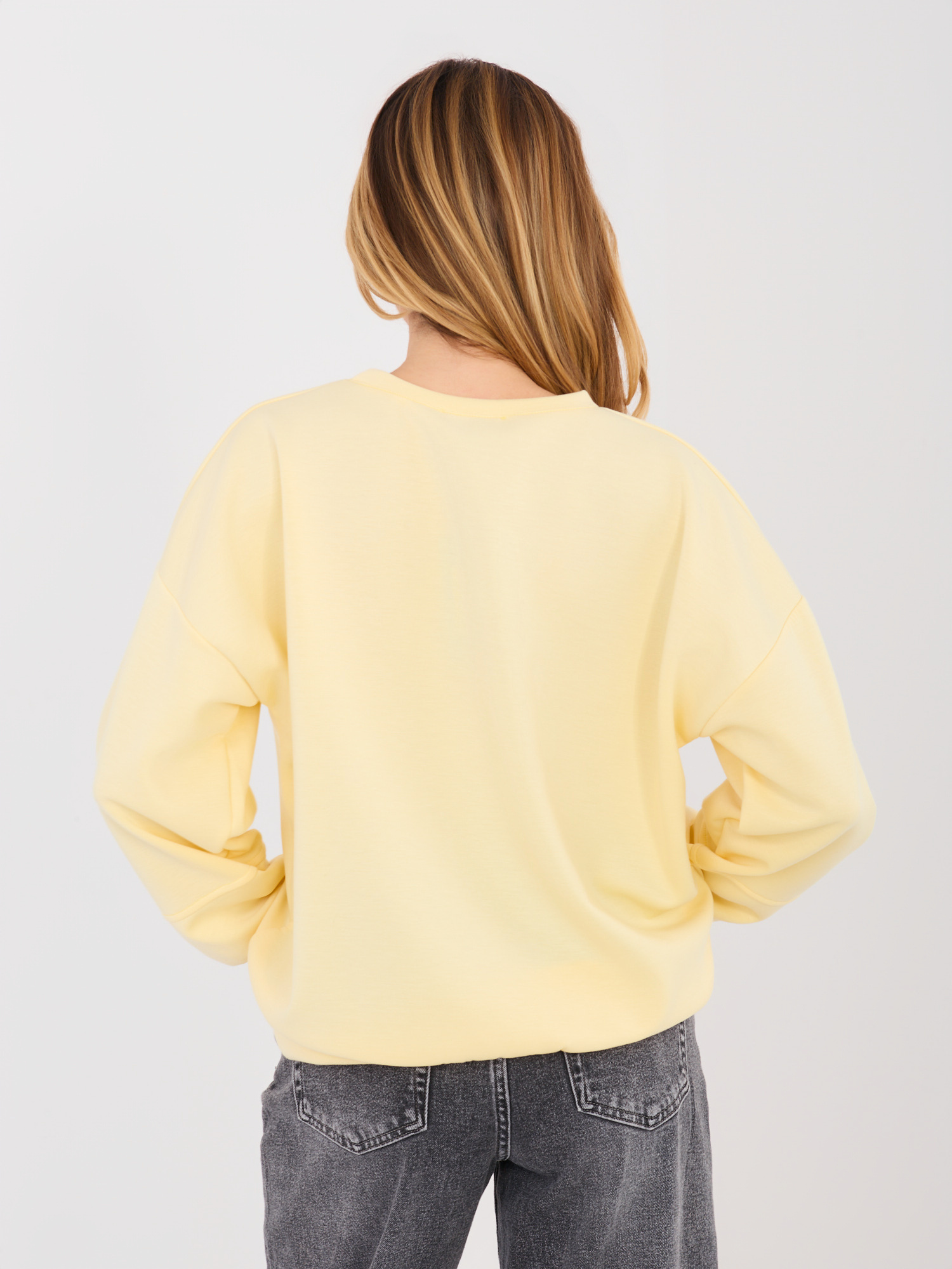 Žlutá mikina s nápisem