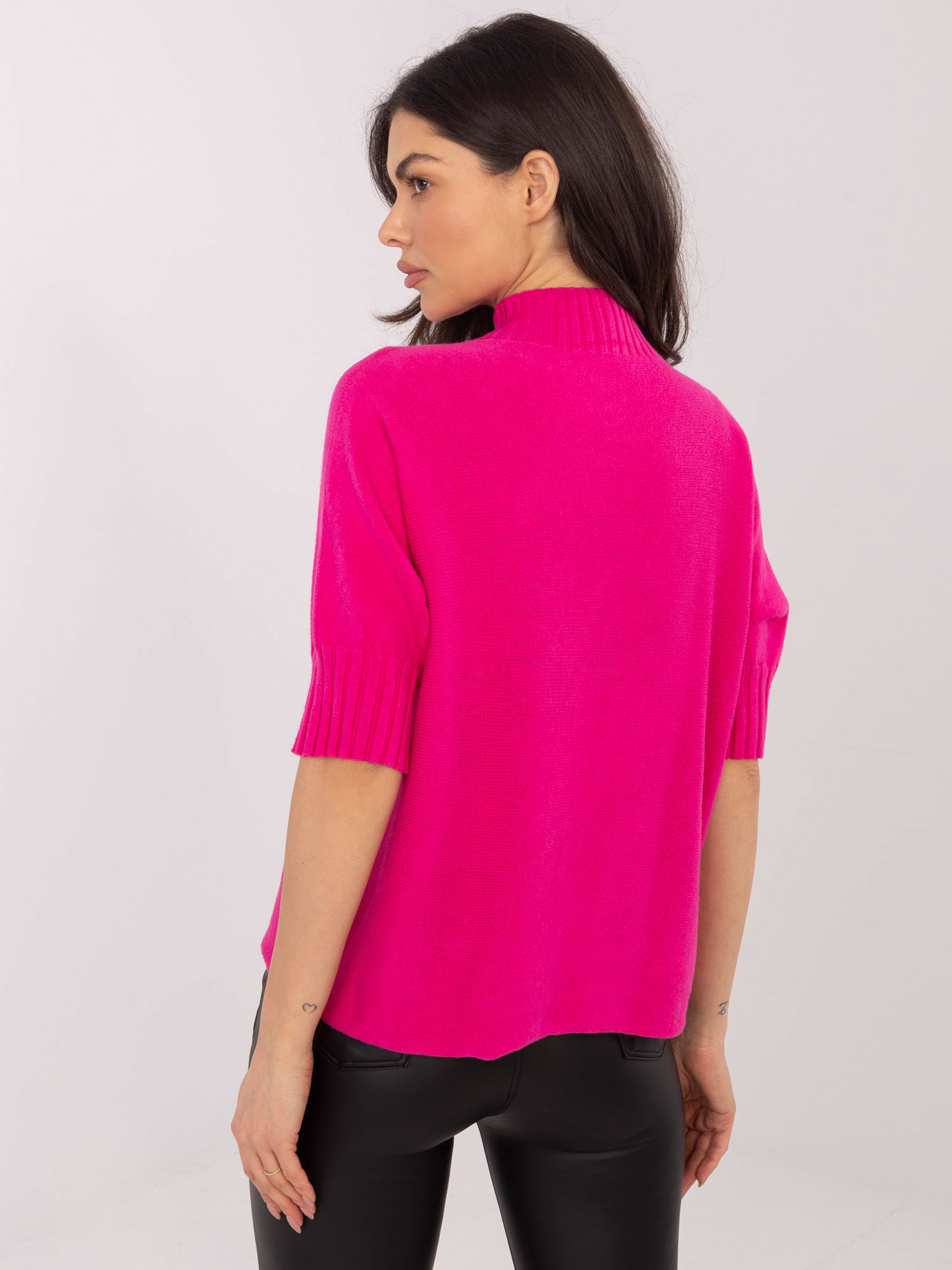 Růžový svetr s krátkým rukávem