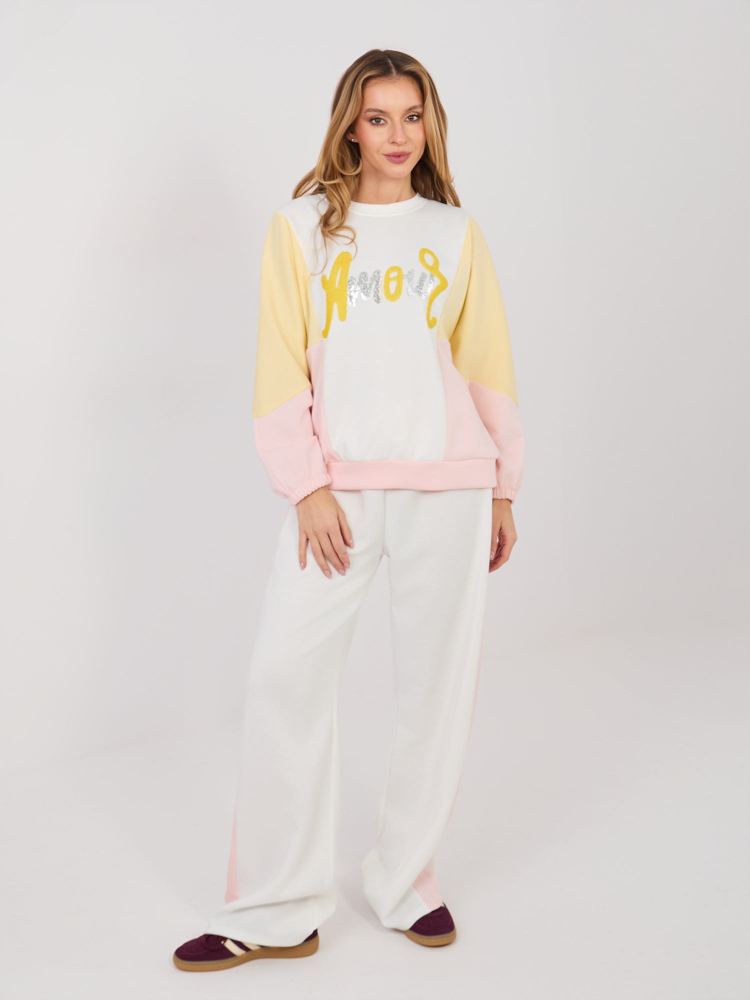 Barevná mikina s nápisem