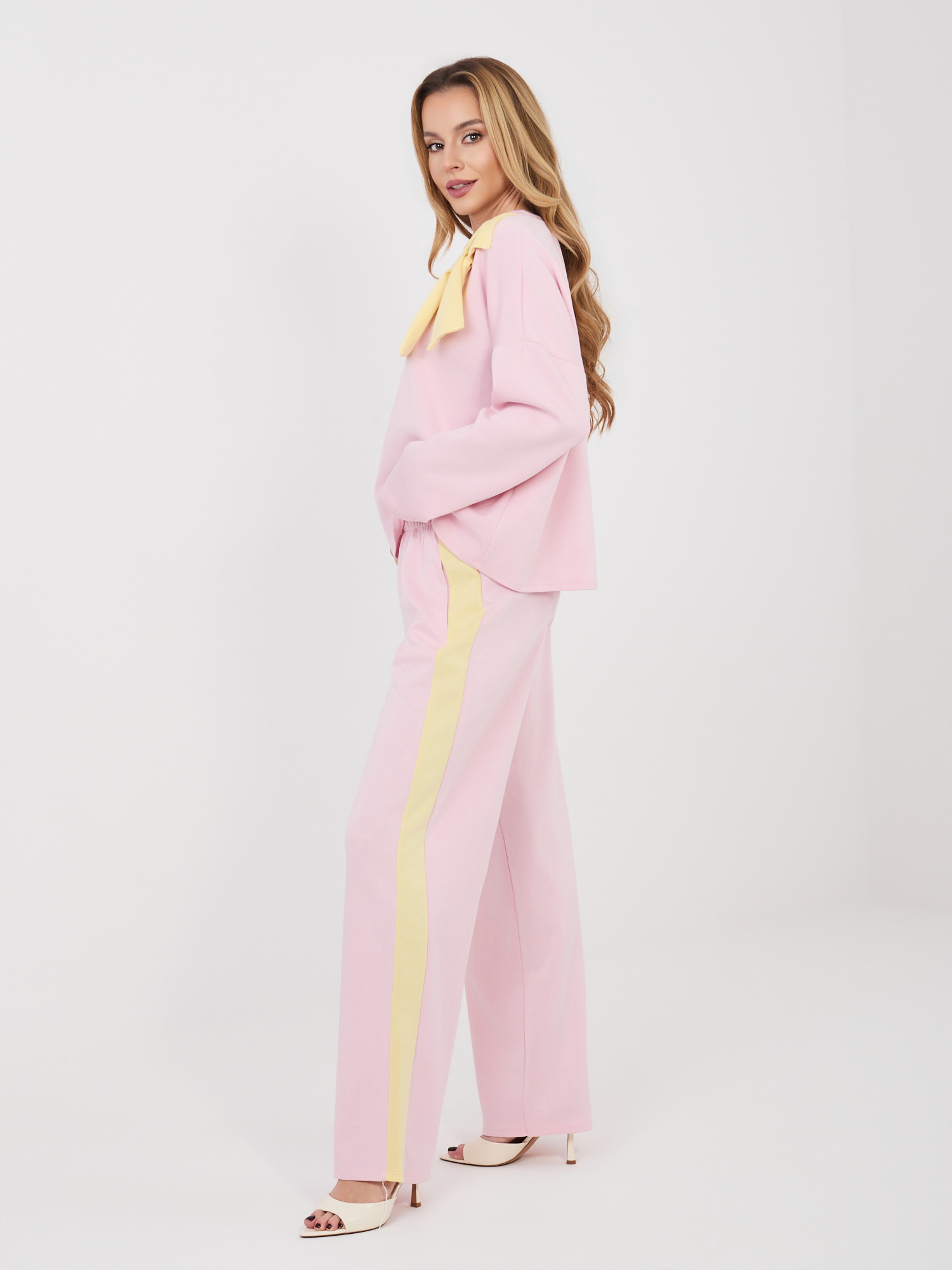 Светлорозов комплект с широки панталони