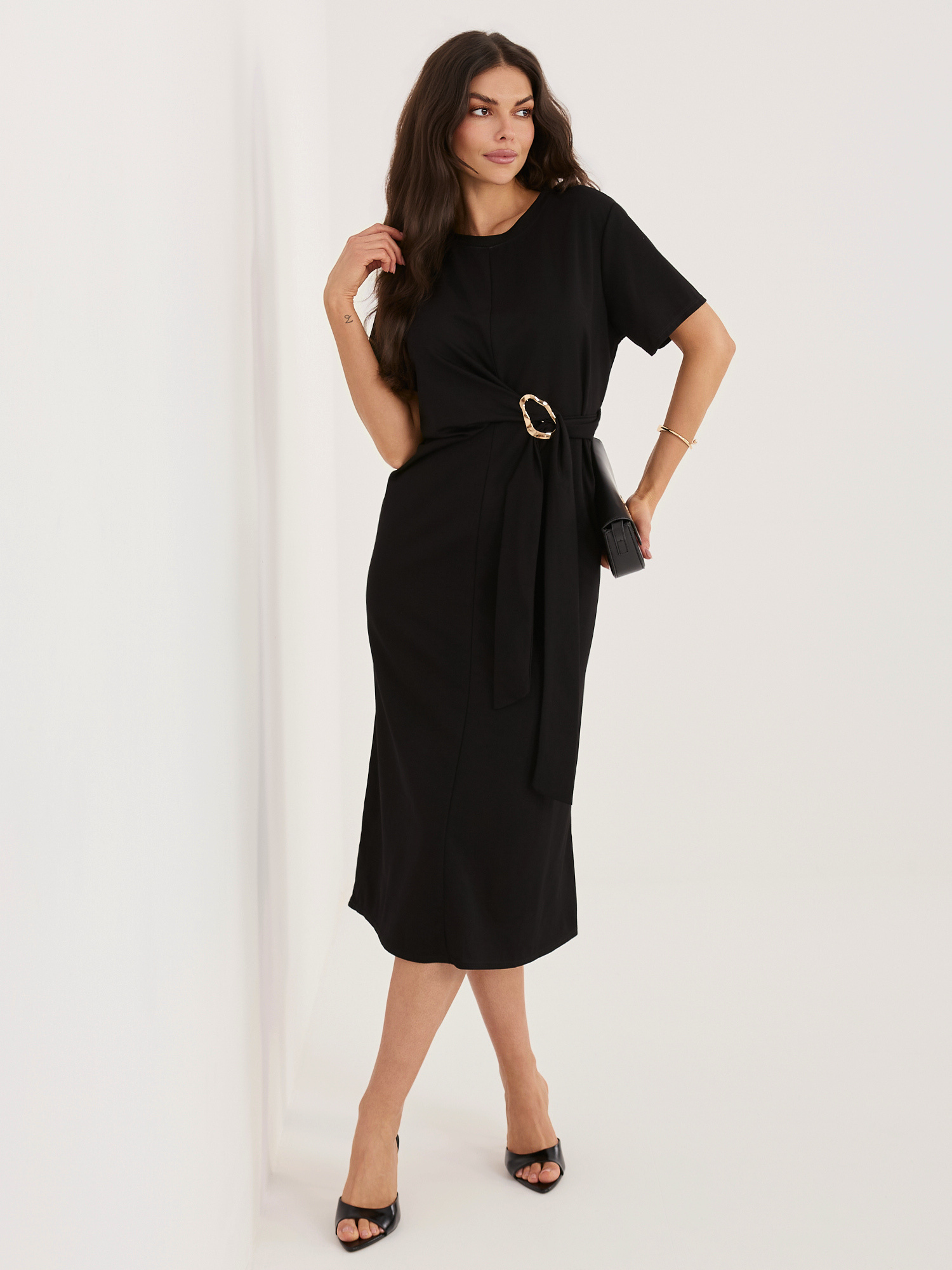 Rochie midi neagră cu mâneci scurte