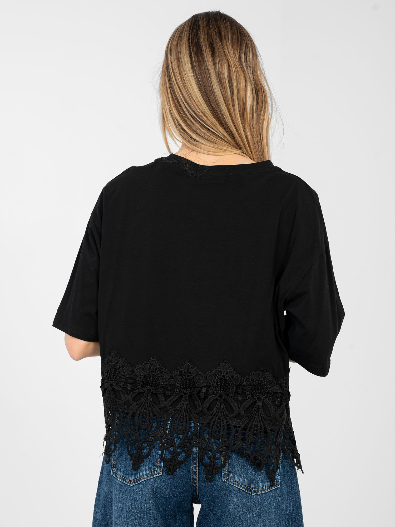 Černá halenka s krajkovým lemem