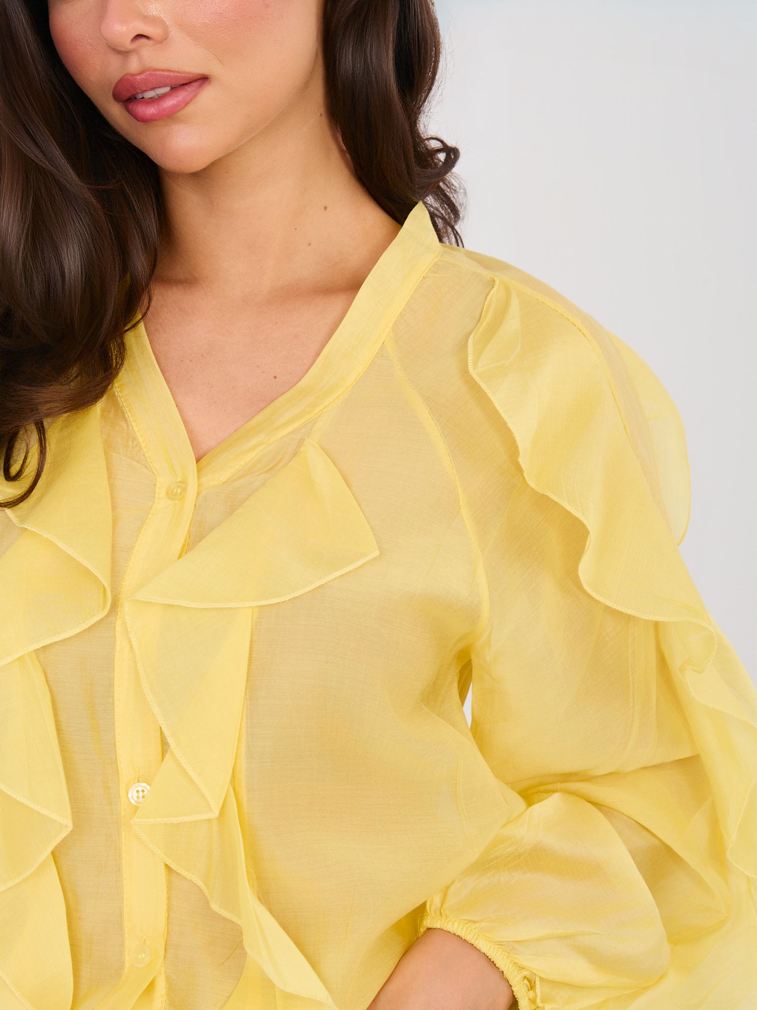 Žlutá halenka s volány