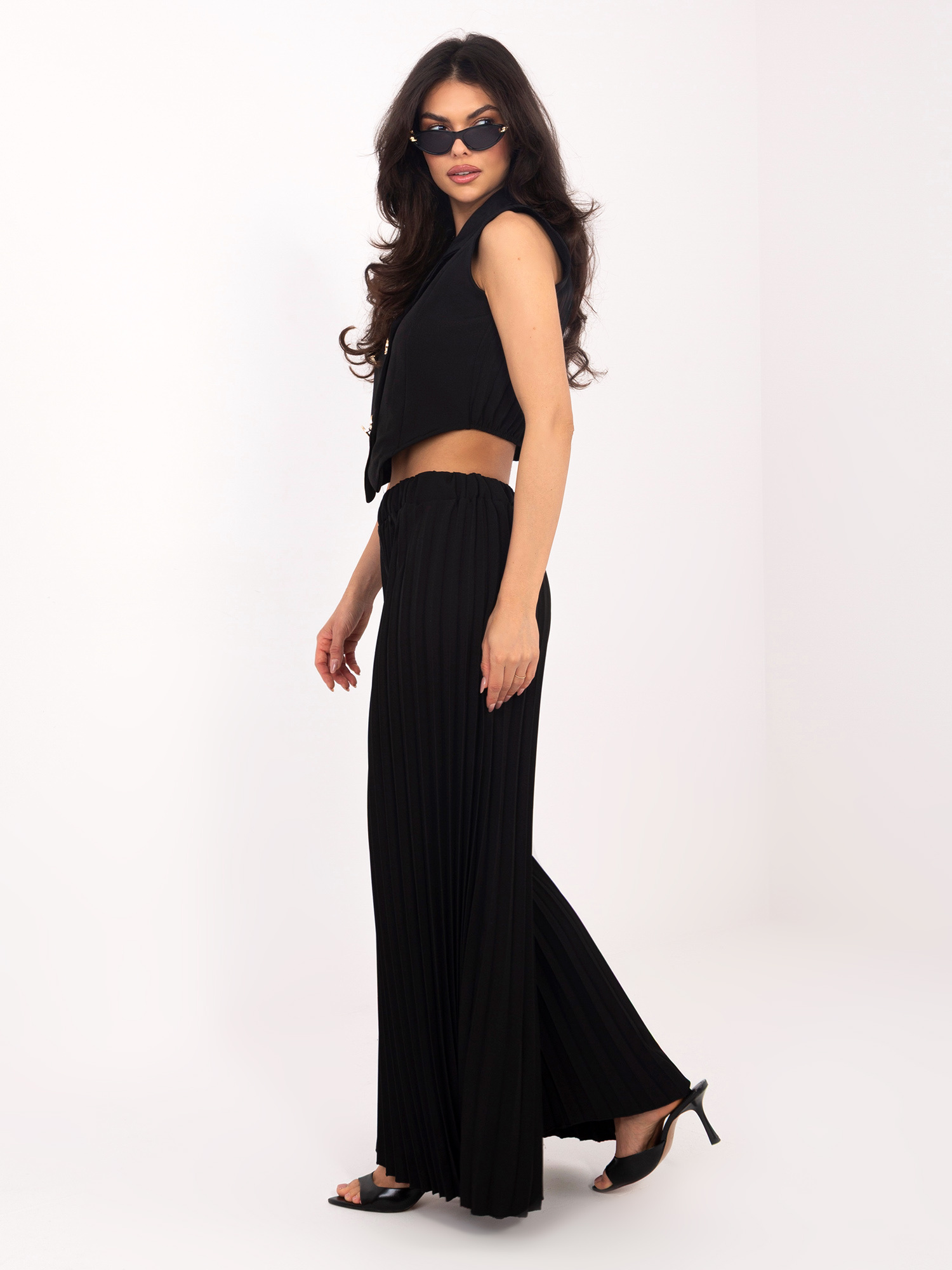 Черен елегантен ансамбъл с плисирани панталони