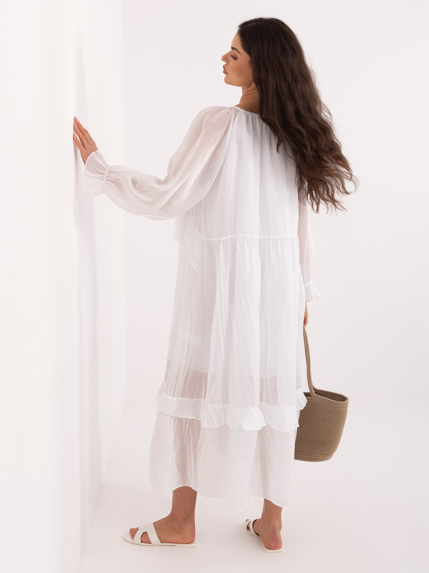 Бяла дълга пола с волани