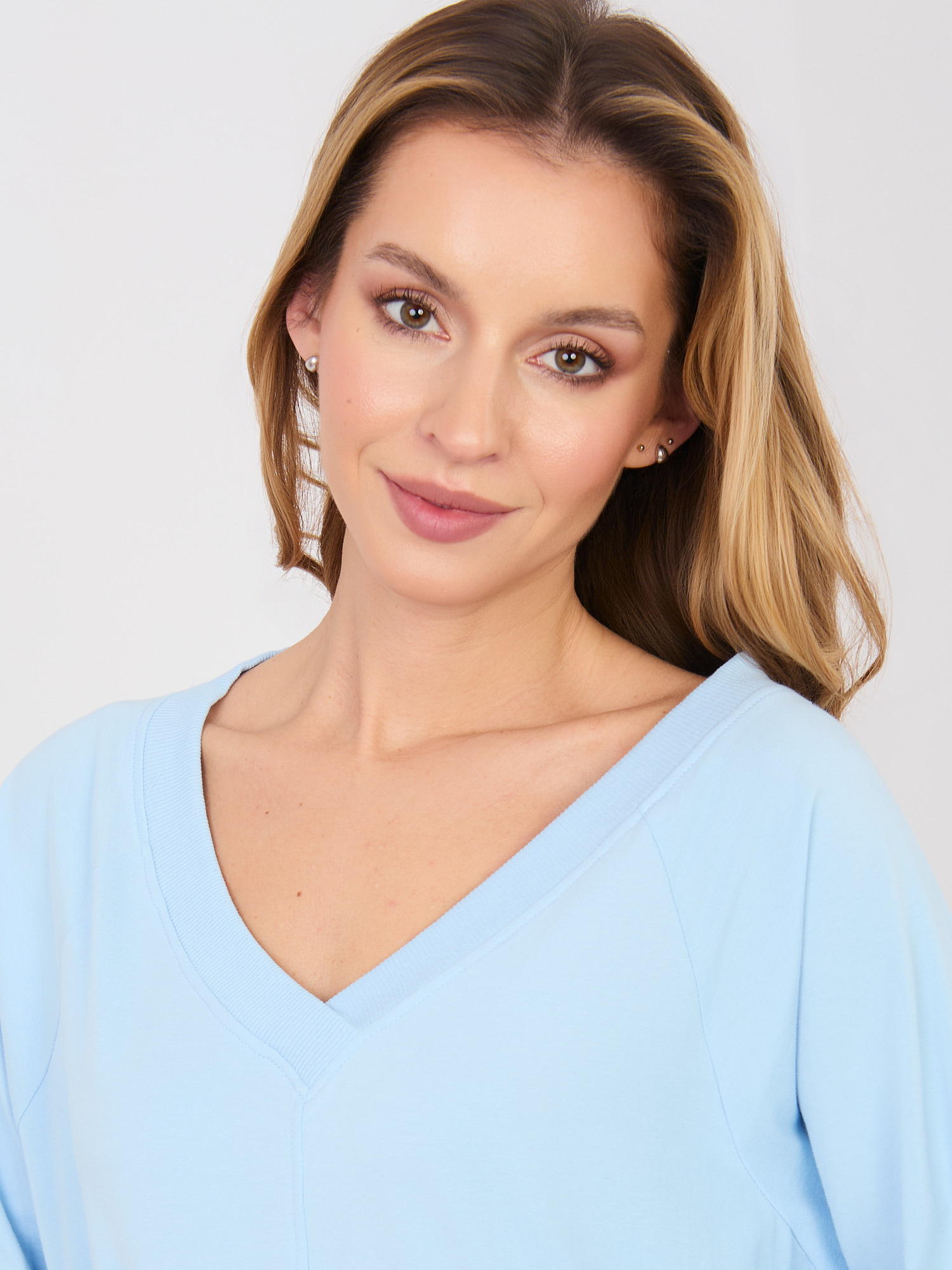 Pastelově modré dresové šaty s V výstřihem