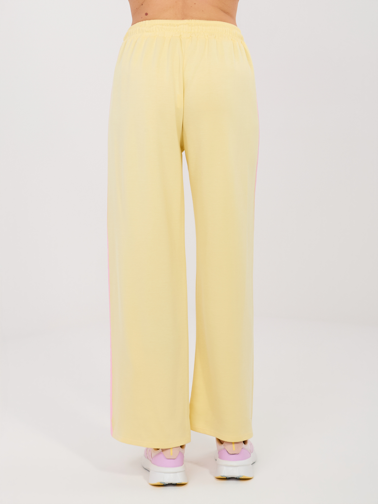 Pastelový žlutý komplet