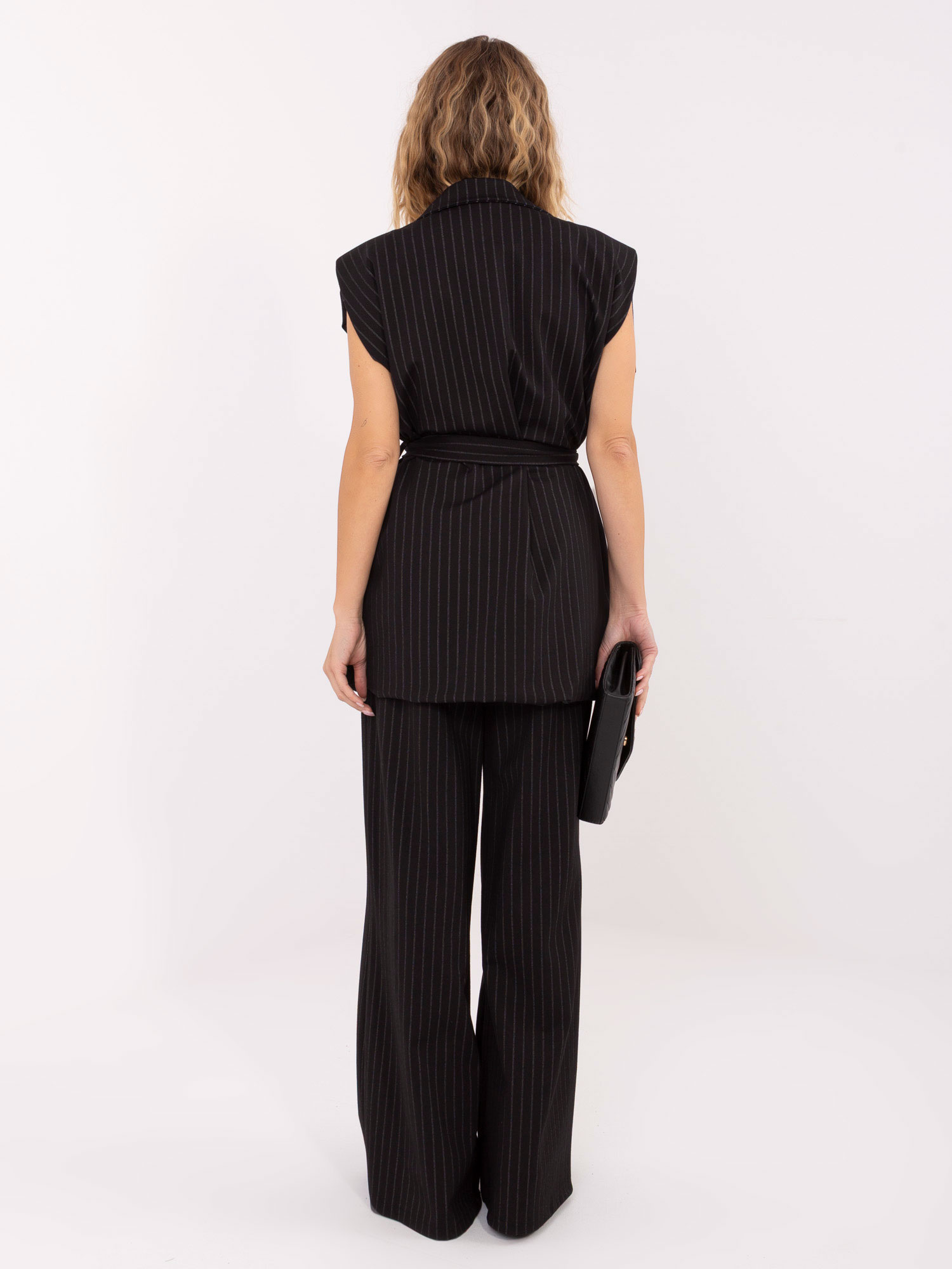 Čierny pruhovaný komplet s vestou