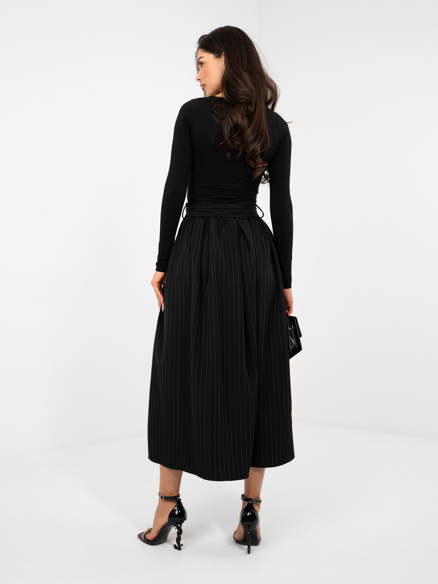 Черна миди пола с джобове