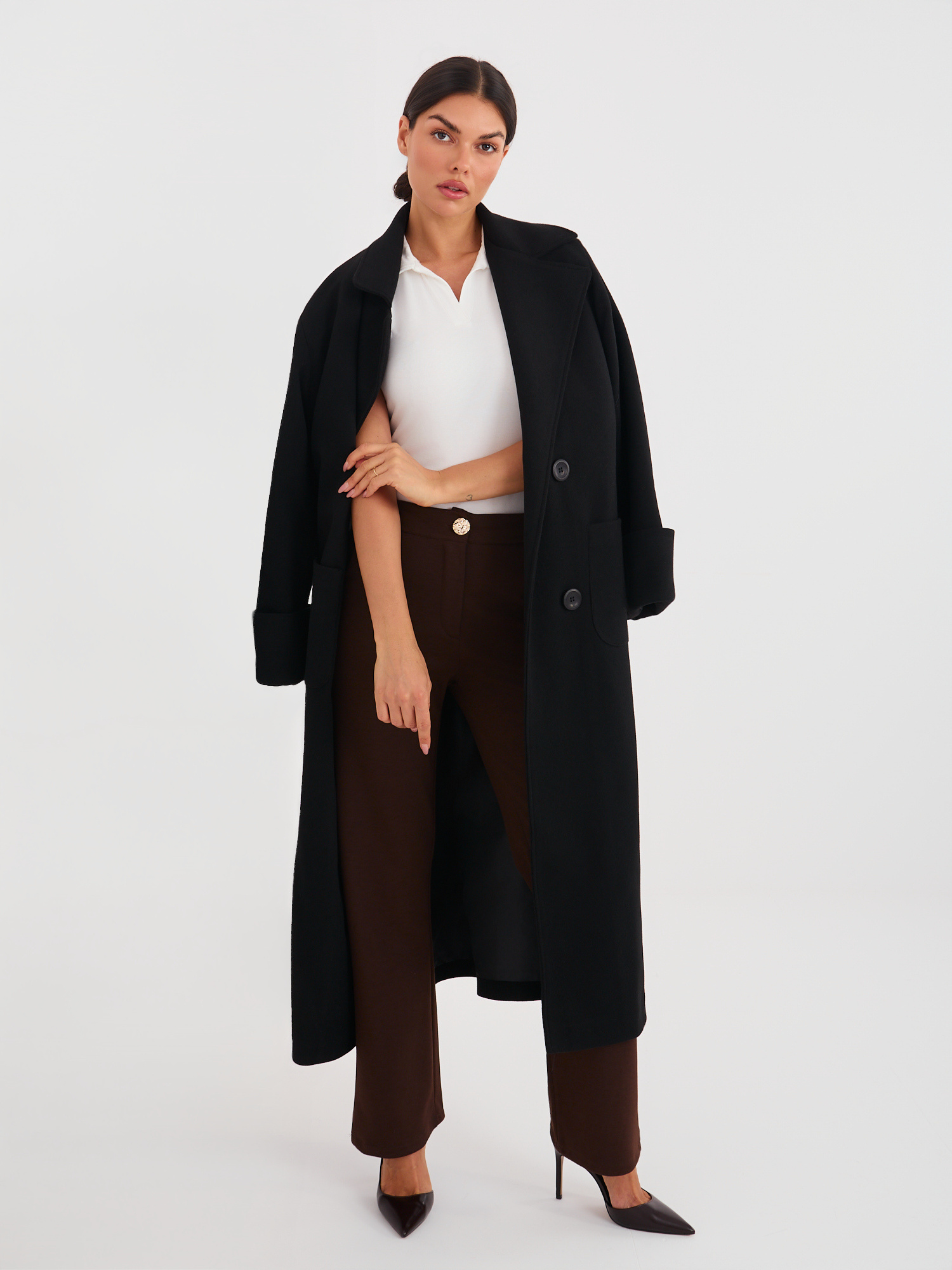 Hnědé kalhoty z jemného materiálu