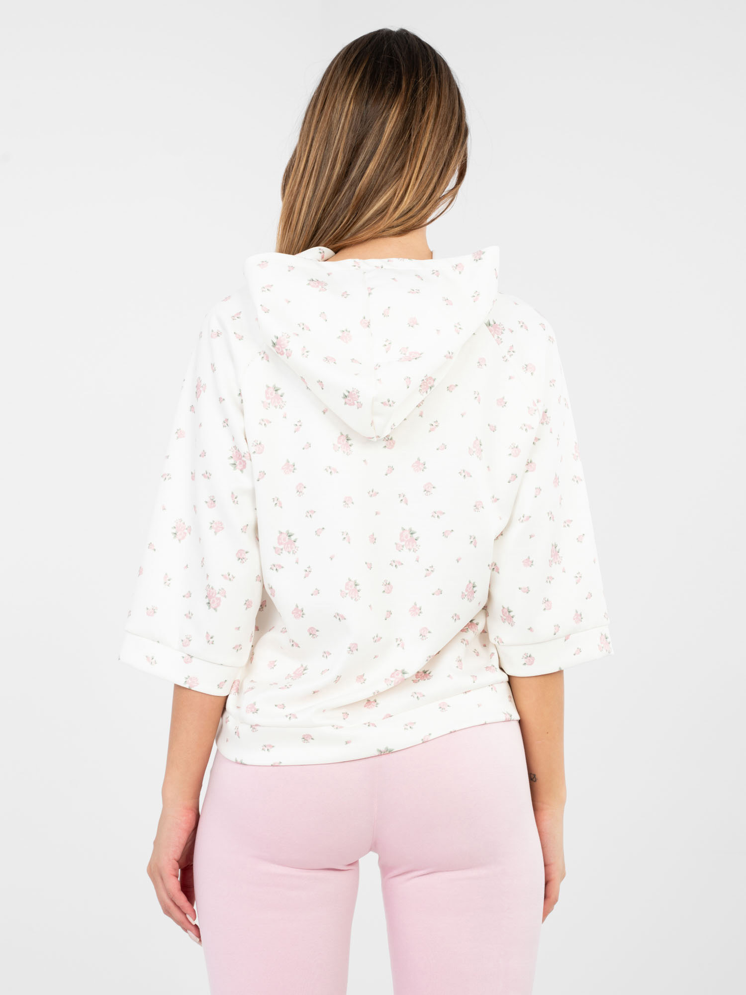 Екрю свободна блуза в розови тонове