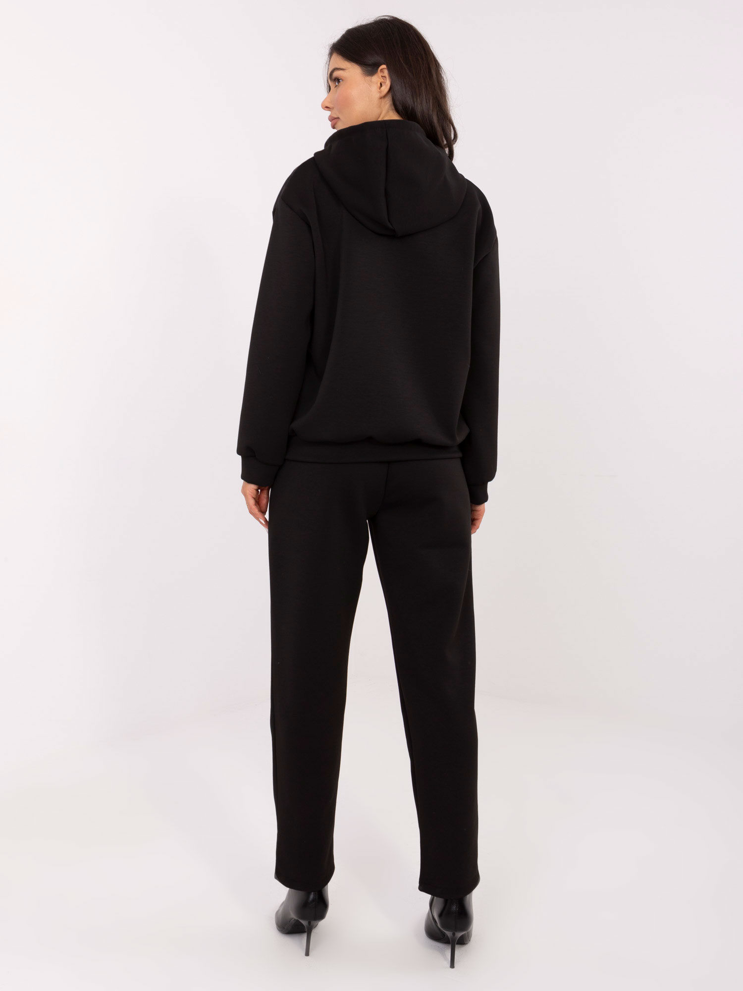 Čierny dámsky komplet s kapucňou