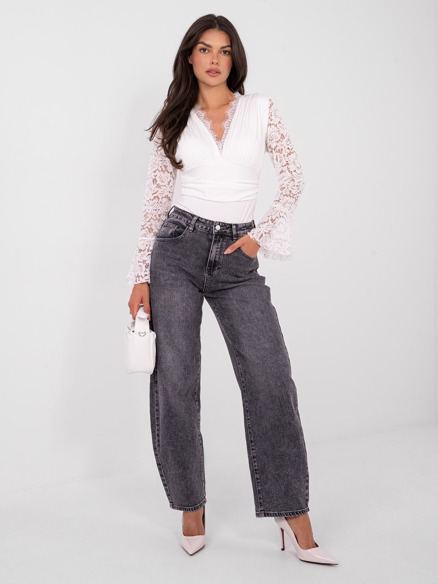 Bílé body s krajkovými rukávy