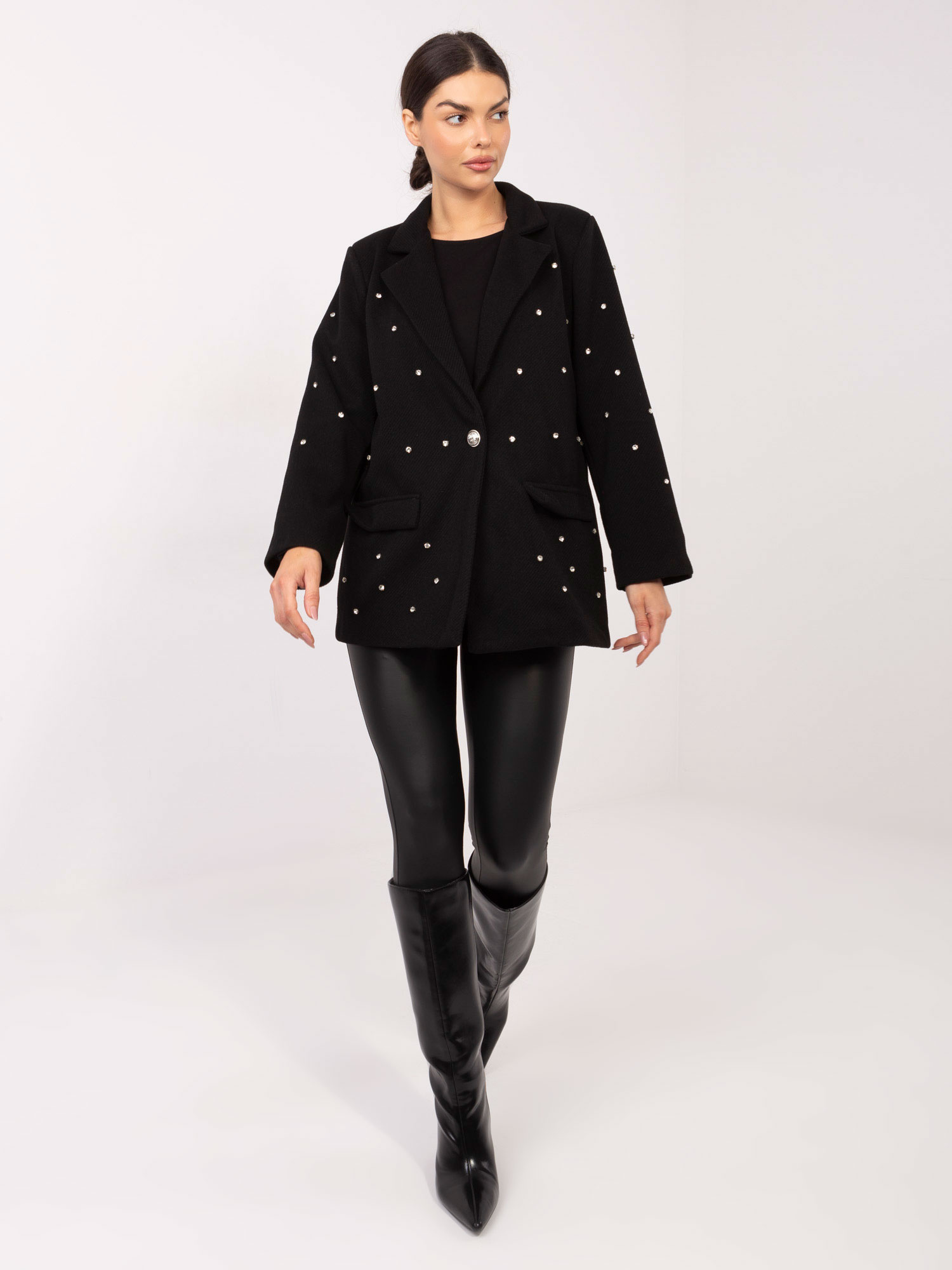 Čierne sako s perličkami