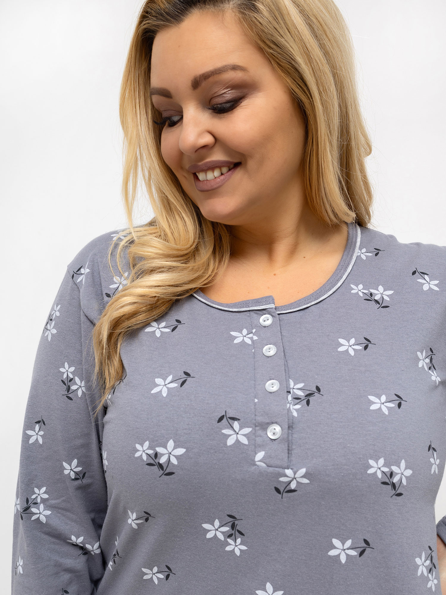 Тъмносива нощница на цветя