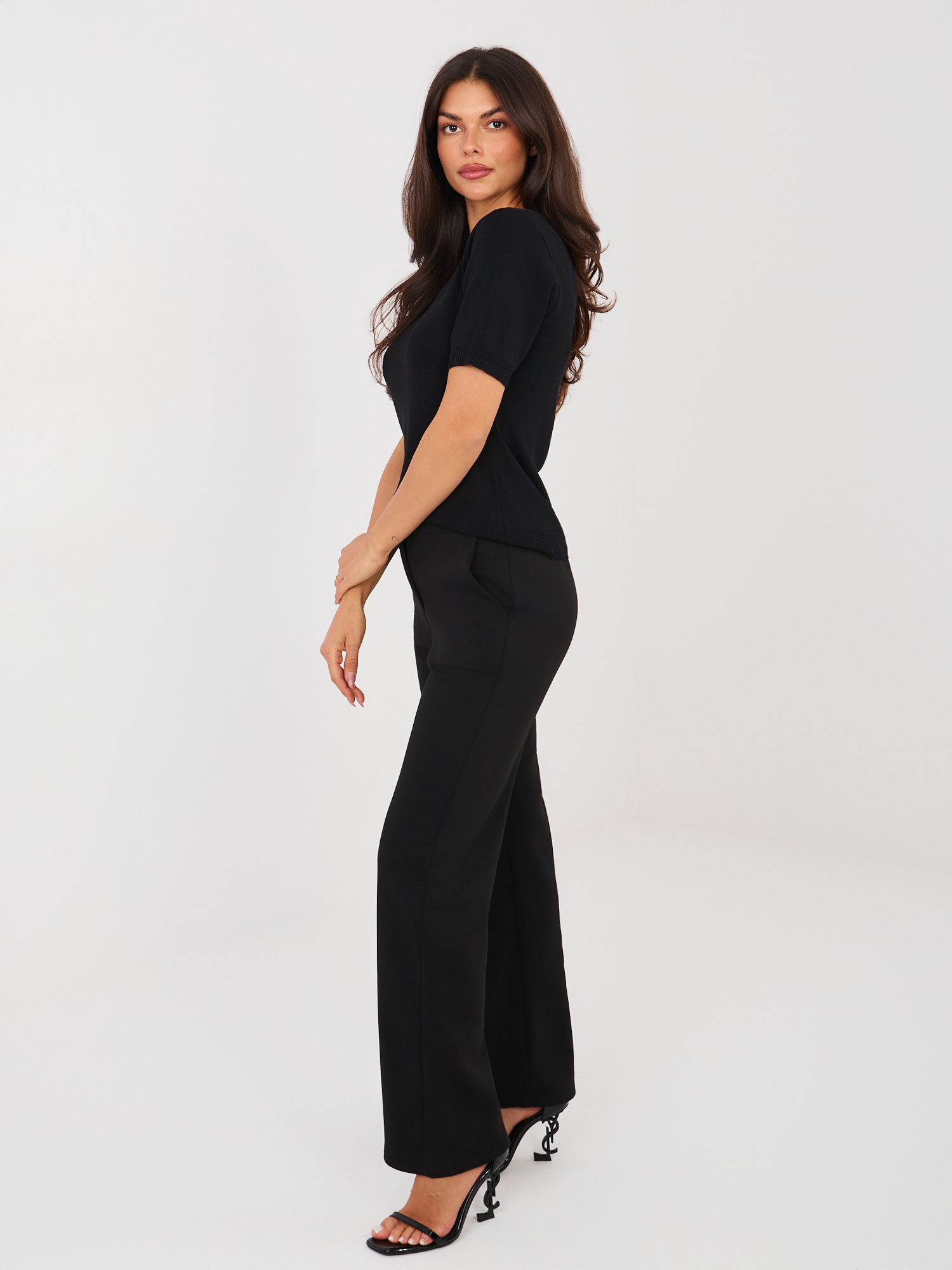 Černé kalhoty z jemného materiálu