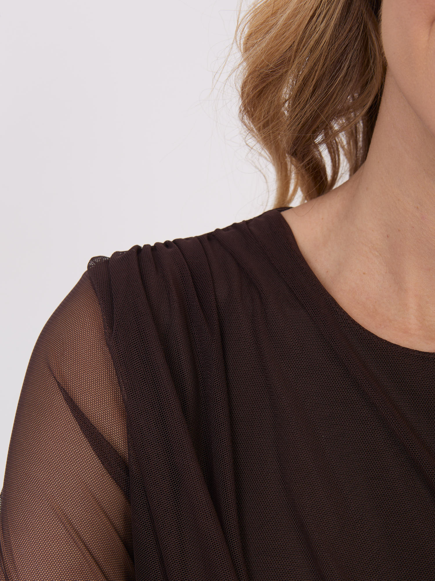 Tmavě hnědá halenka s průhlednými rukávy