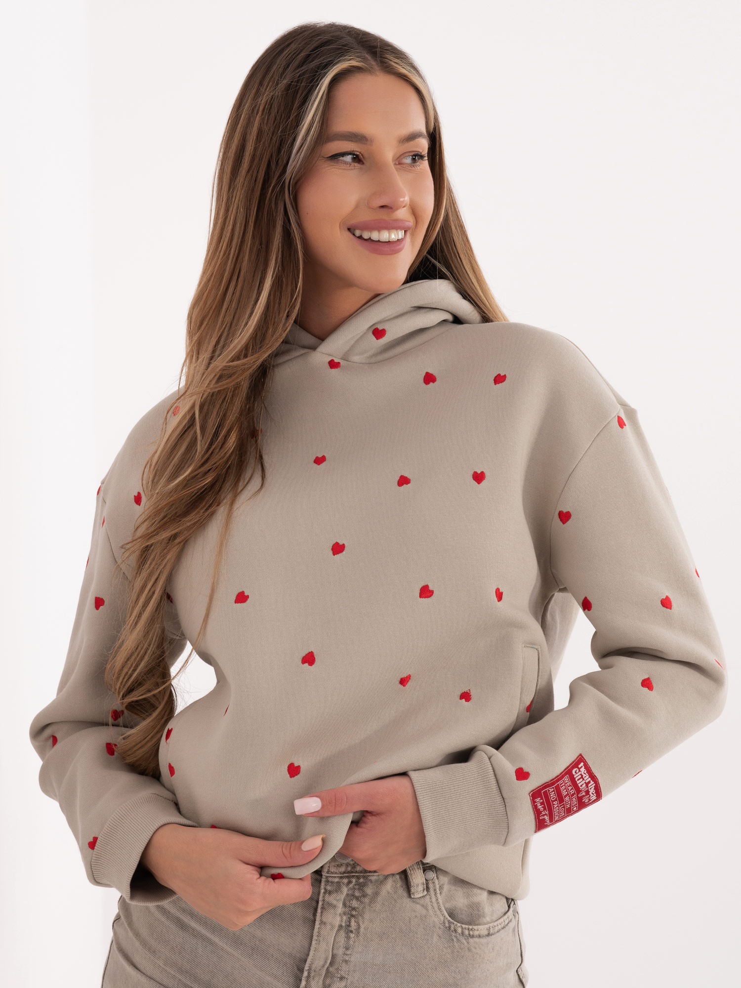 Béžová mikina s kapucňou a srdiečkami
