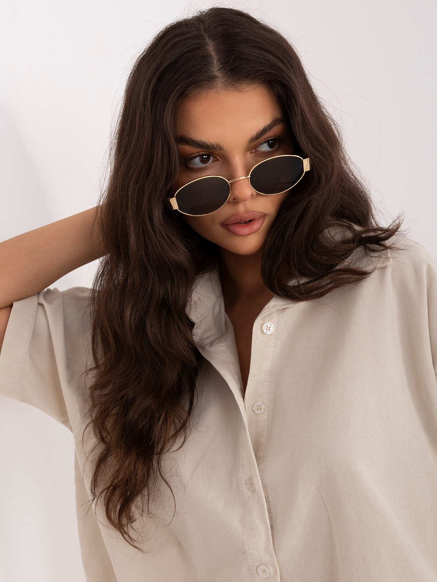 Бежова риза с къс ръкав с принт на щраус