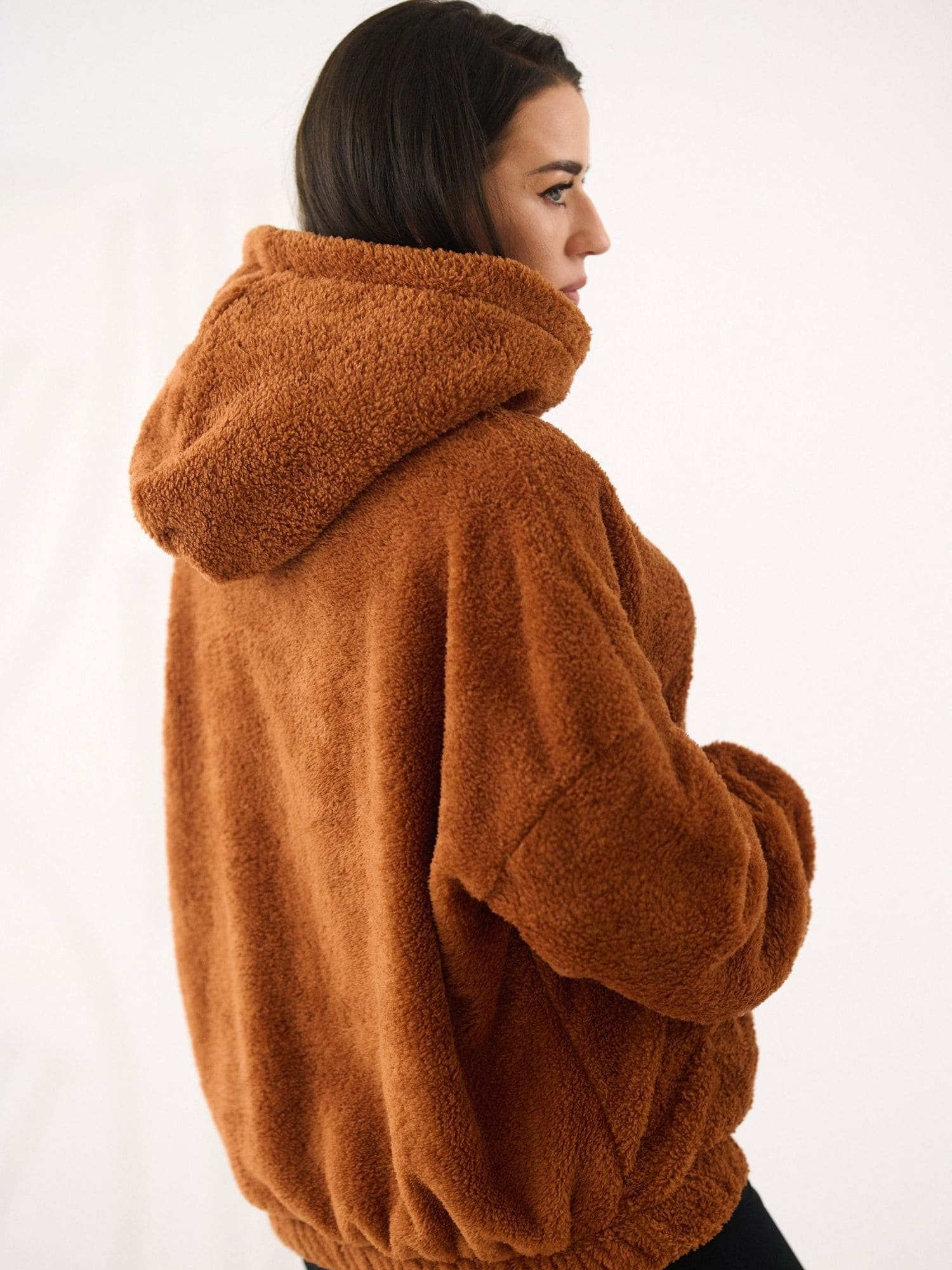 Hnědá mikina s kapucí