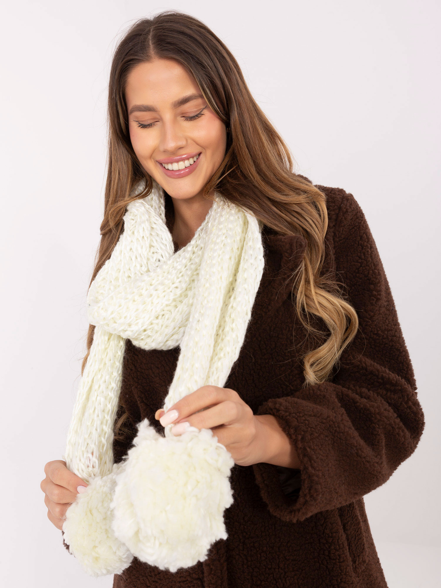 Šála s bambulkami ecru