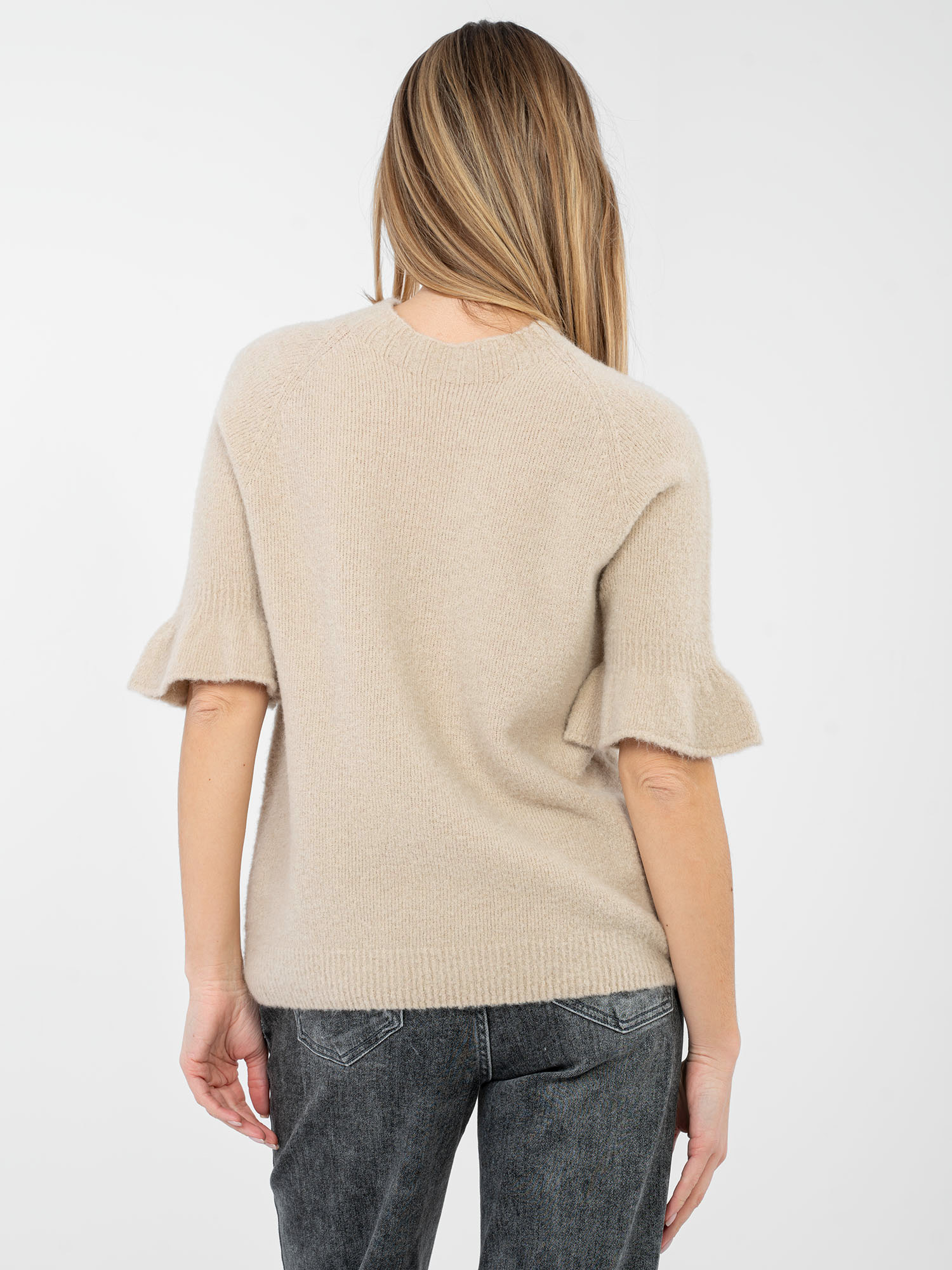 Бежов пуловер с волани на ръкави