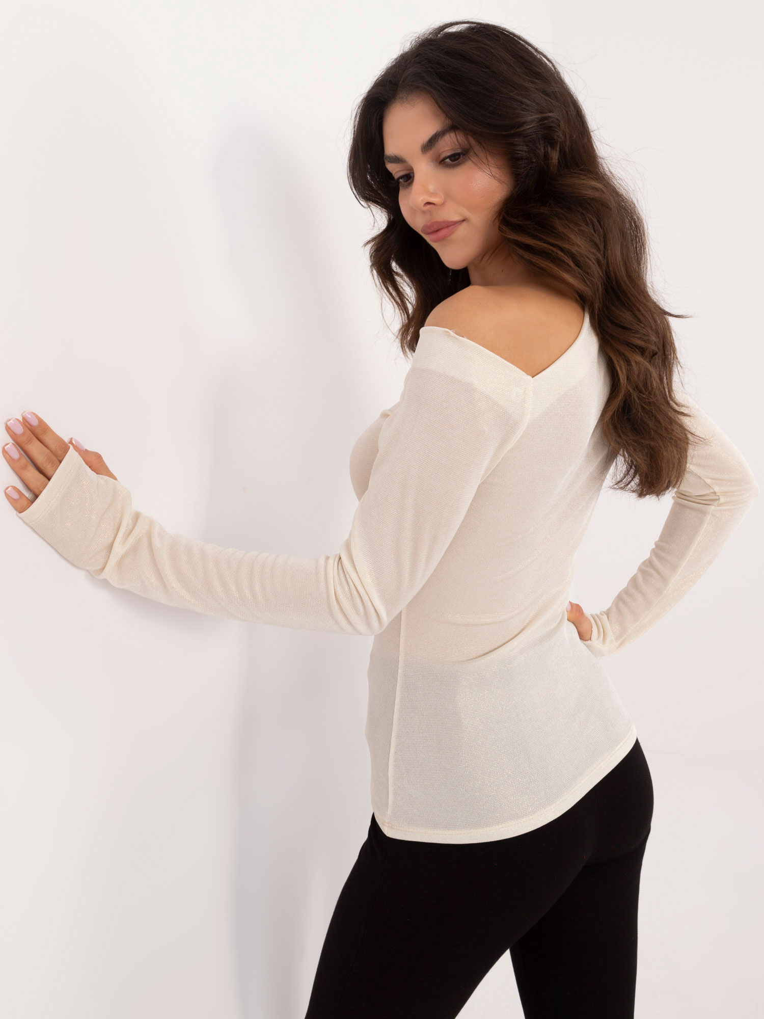 Мека бежова блуза с отвор за палец