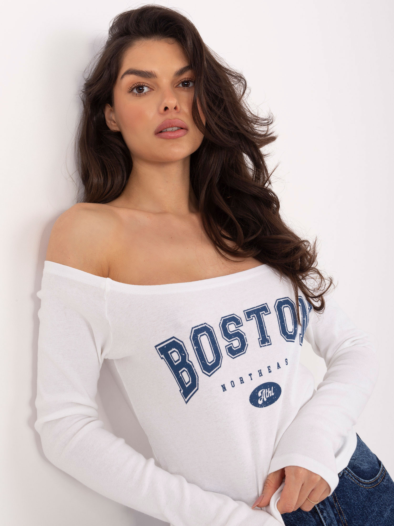 Halenka s nápisem Boston