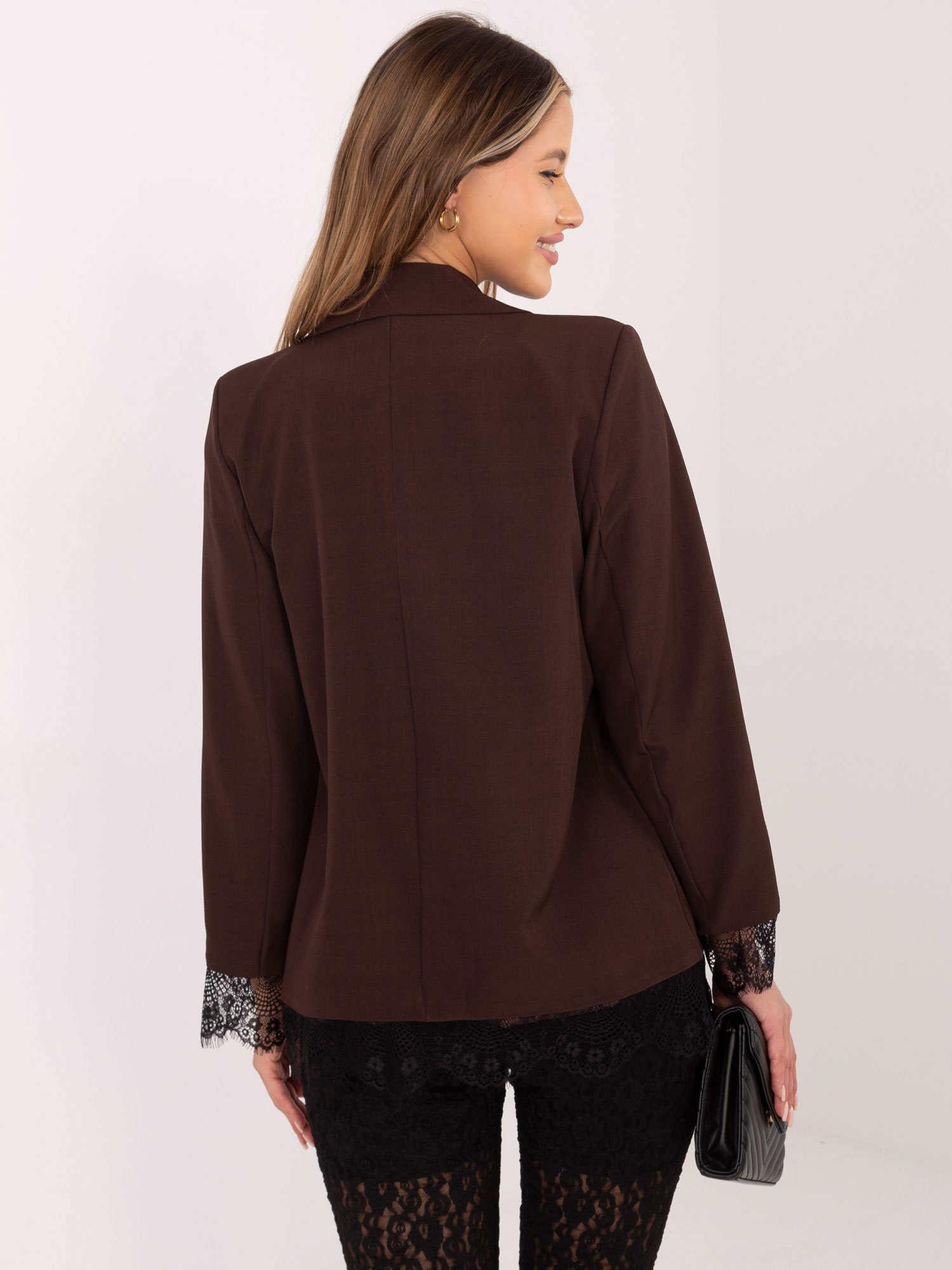 Hnědé sako s krajkovými detaily