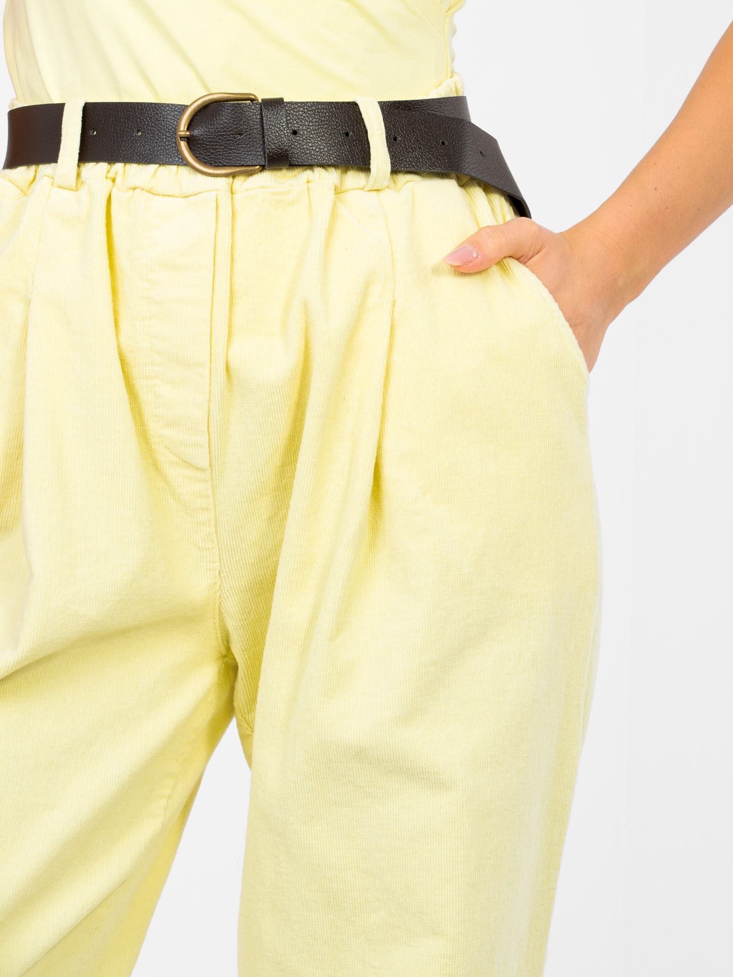 Пастелно жълти структурирани панталони с колан