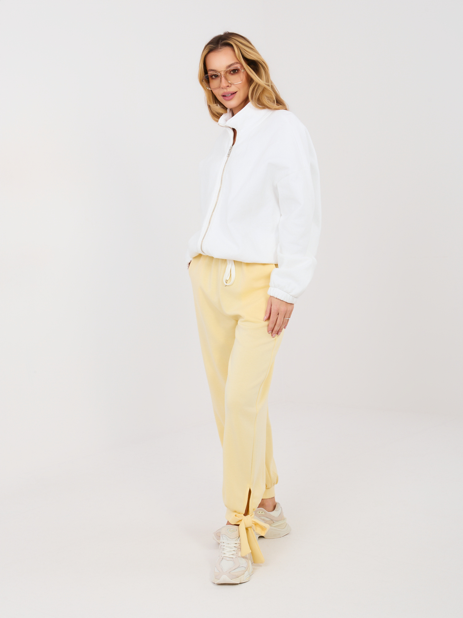 Světle žluté tepláky s vázáním