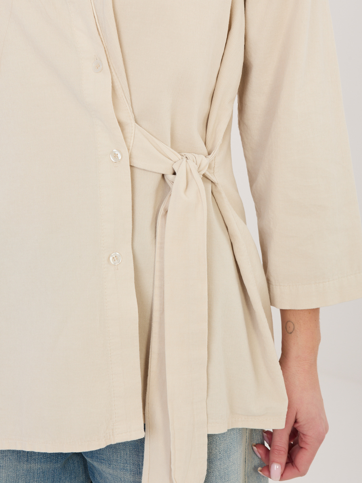 Бежова щраусова риза с връзки