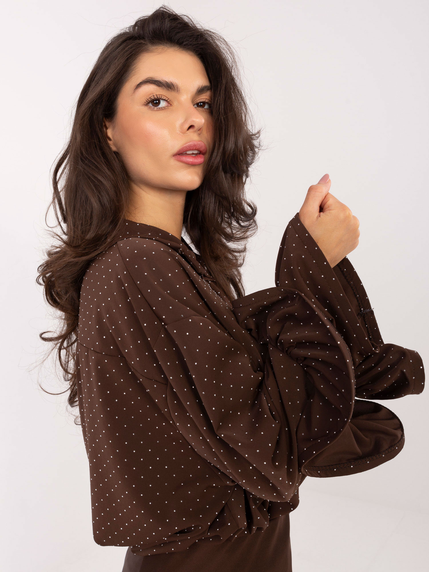 Hnedá vzorovaná blúzka s voľnými rukávmi